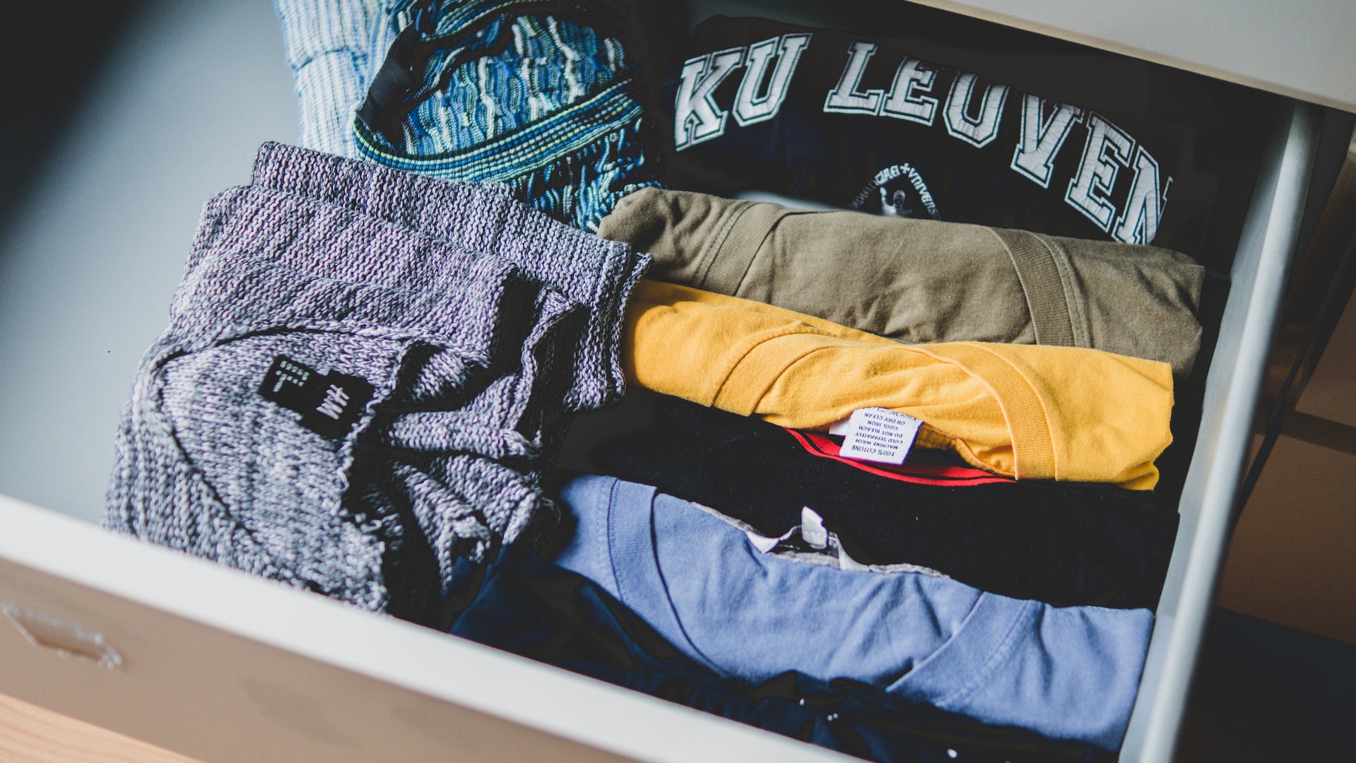 Chemises colorées pliées placées dans un tiroir | Source : Pexels