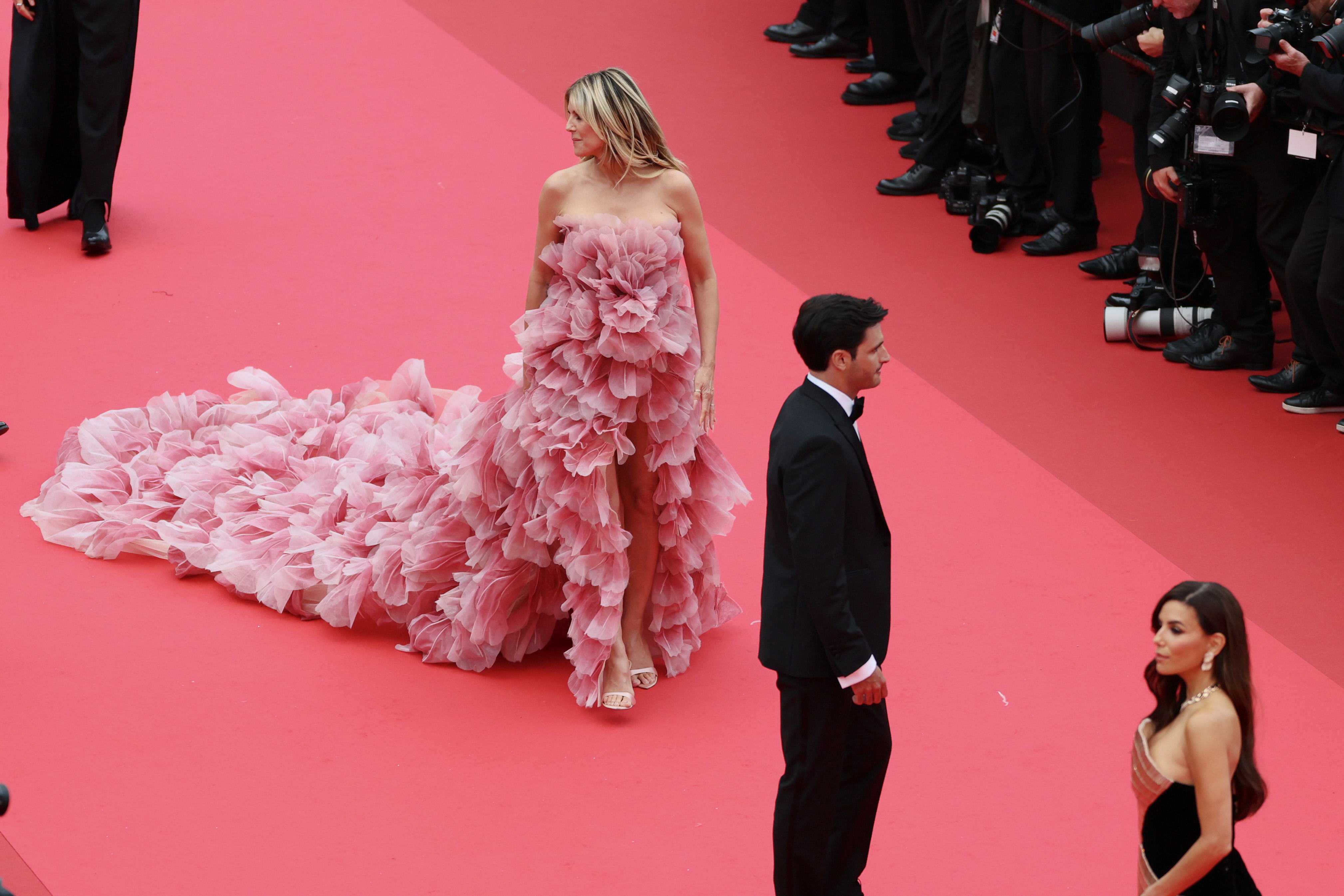 Bien que quelques autres célébrités apparaissent dans le cadre, Heidi Klum attire l'attention sans effort. Son élégance et sa prestance la maintiennent fermement sous les feux de la rampe, ce qui fait d'elle le point de mire naturel dès que le regard se pose sur la photo.
