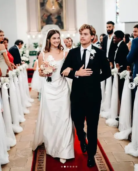 Barbara Palvin et Dylan Sprouse le jour de leur mariage. | Source : Instagram/vogueweddings/barbarapalvin.