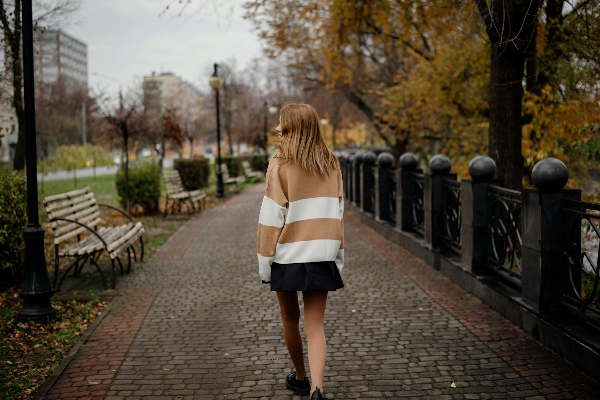Une femme marchant seule dans un parc | Source : Pexels