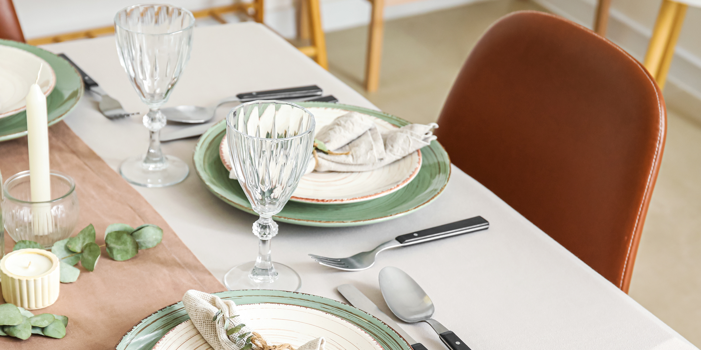 Chaise vide lors d'un dîner d'anniversaire | Source : Shutterstock