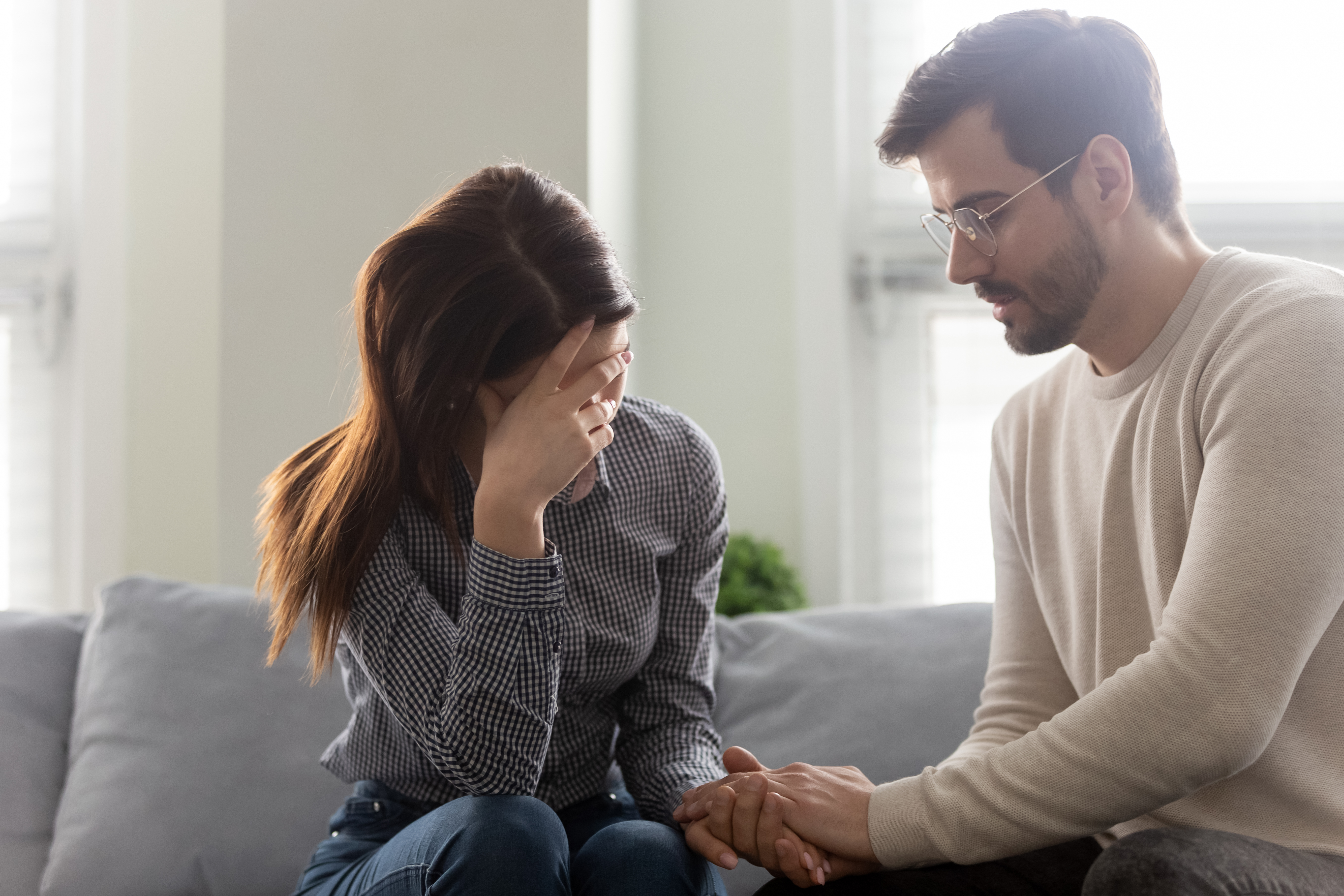 Un mari réconfortant sa femme en détresse | Source : Shutterstock
