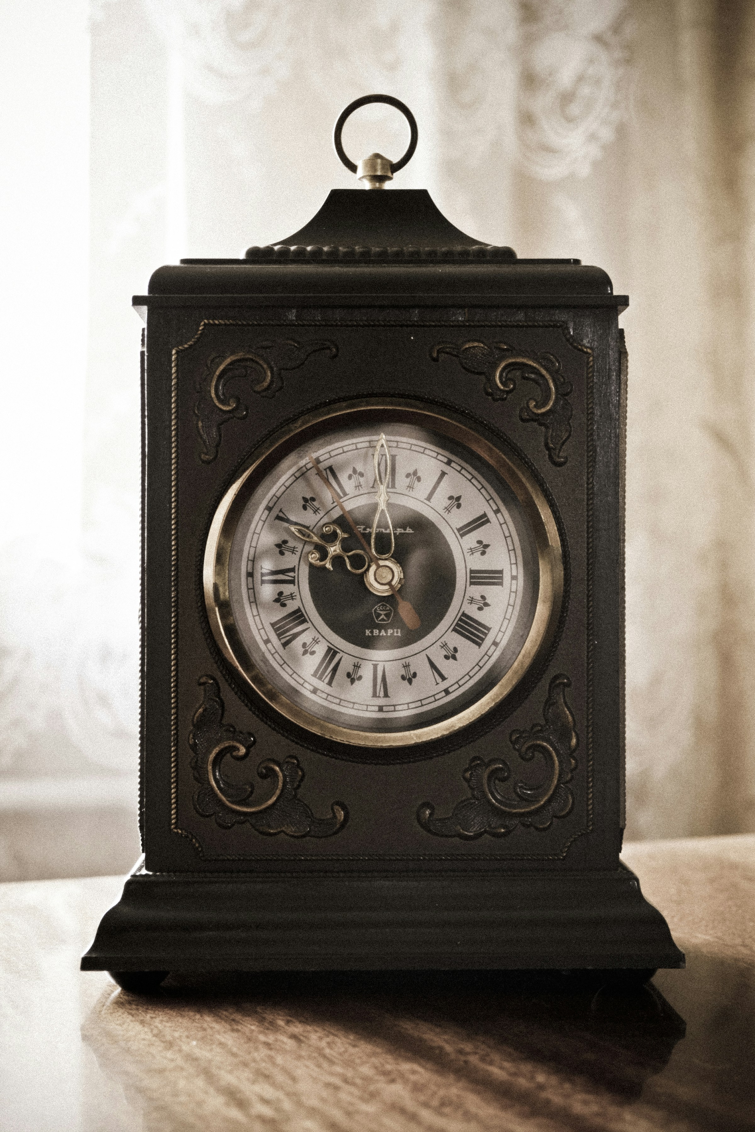 Horloge posée sur une surface | Source : Unsplash