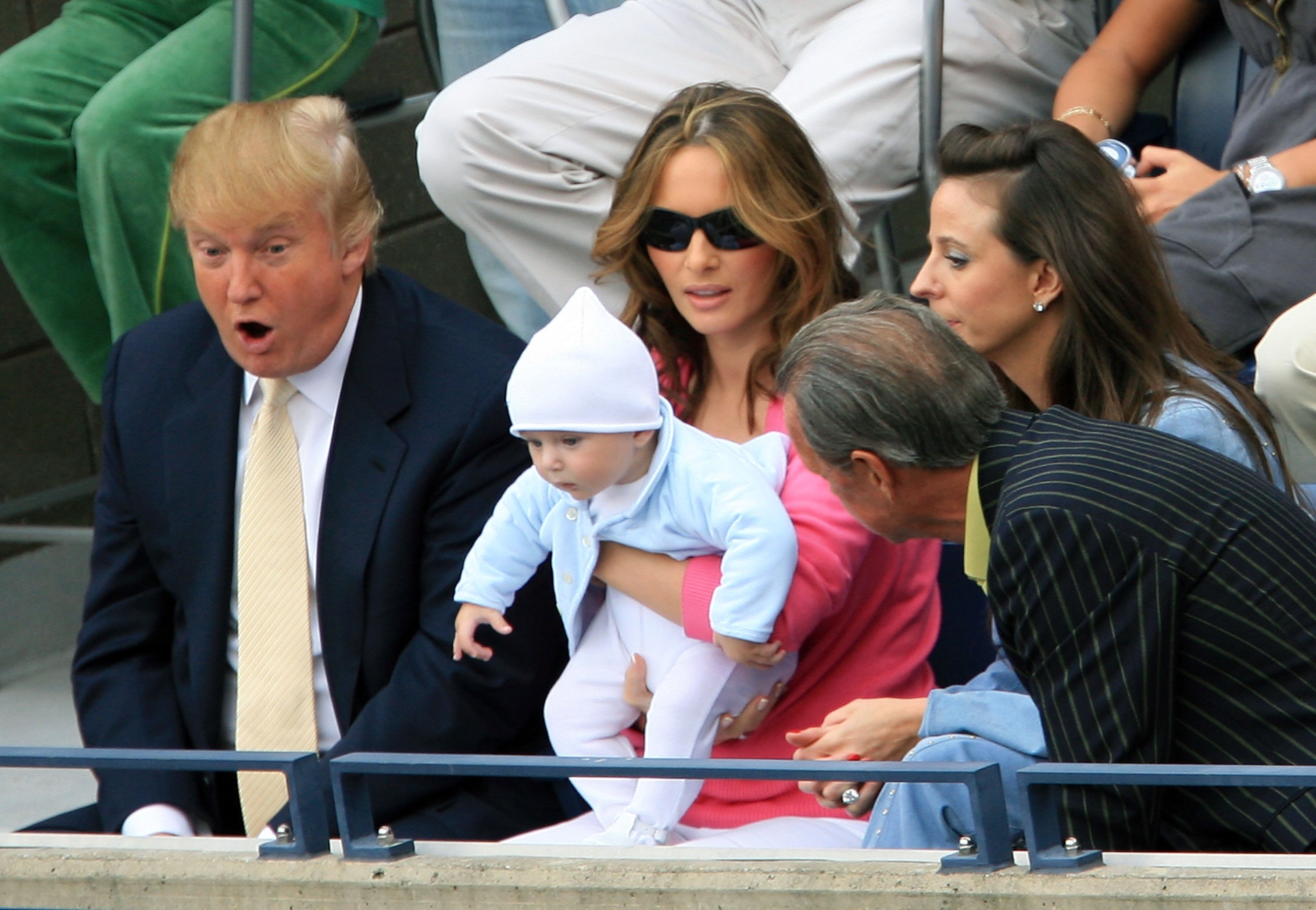 Donald et Melania avec leur fils Barron pendant l'U.S. Open, le 10 septembre 2006, à New York. | Source : Getty Images