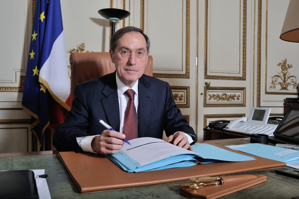Claude Guéant à son bureau Place Beauvau le 3 avril 2011 à Paris, France. | Photo : Getty Images