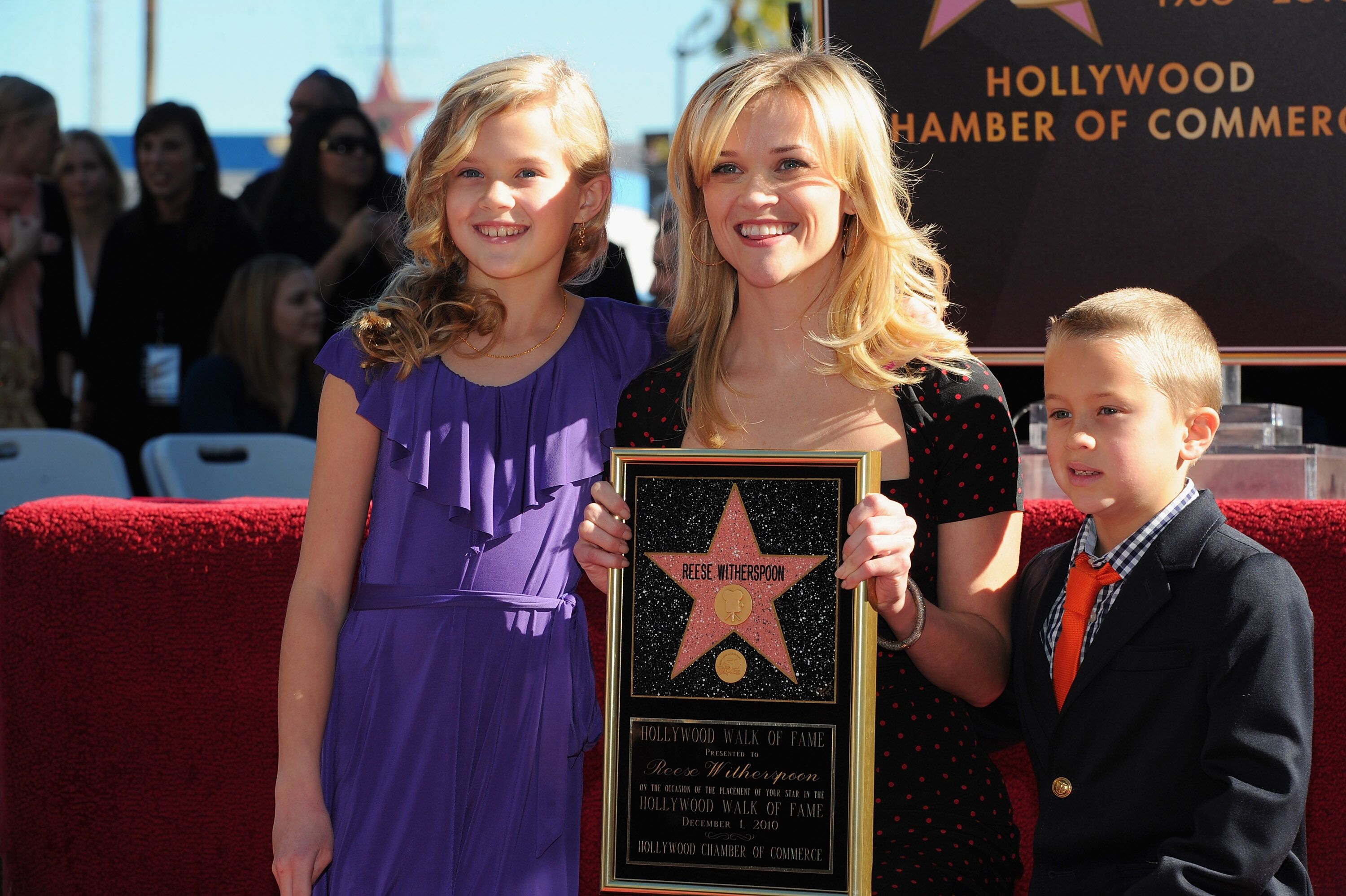 Reese Witherspoon, sa fille Ava Phillippe et son fils Deacon Phillippe assistent à la cérémonie en l'honneur de l'actrice avec la 2 425ème étoile du Hollywood Walk of Fame. | Source : Getty Images