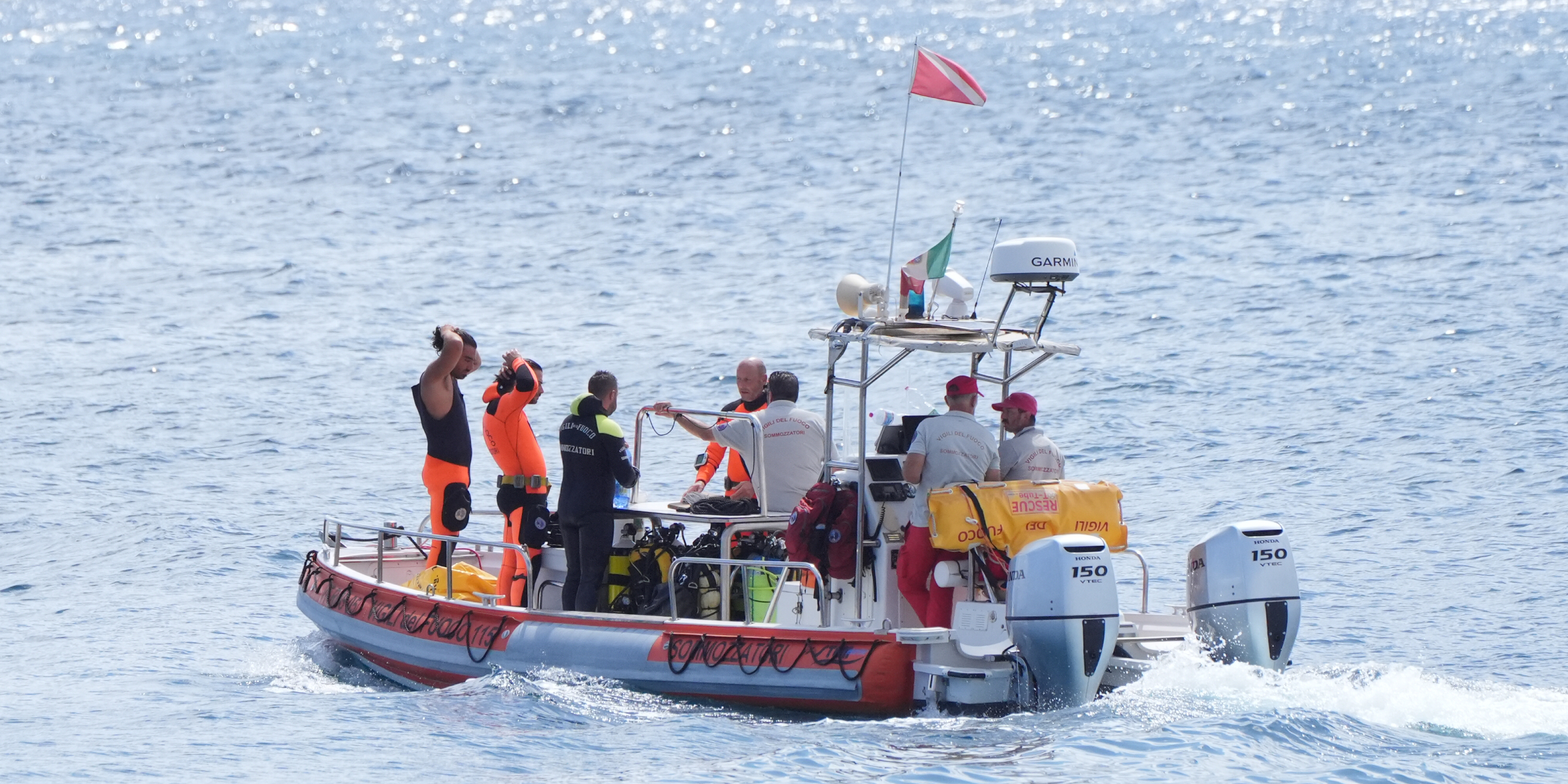 Les sauveteurs d'urgence sont en mer après le naufrage du yacht de luxe Bayesian au large de la Sicile | Source : Getty Images