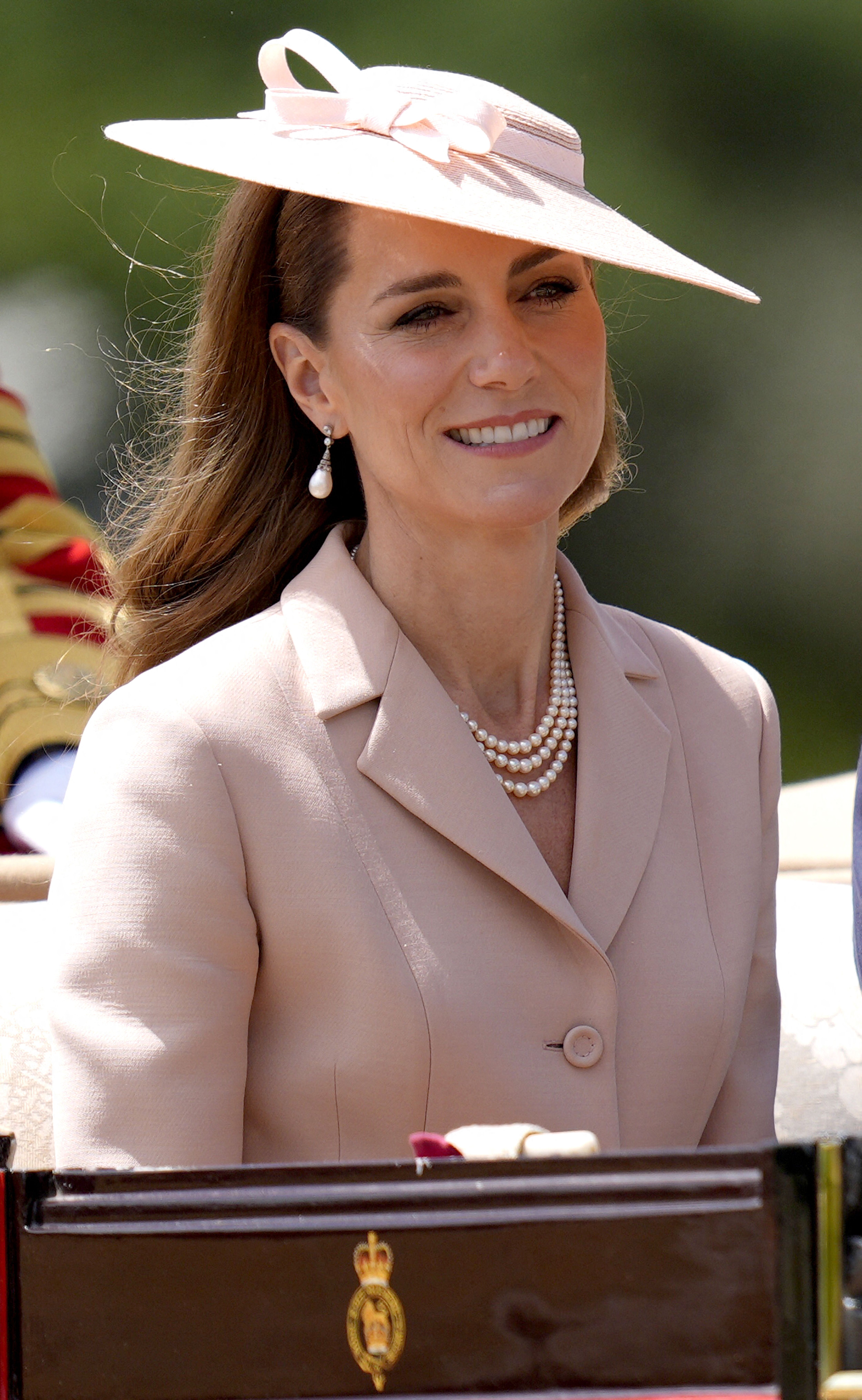 La princesse Catherine a revêtu pour l'occasion une élégante parure de bijoux comprenant des pièces ayant appartenu à la reine Élisabeth II et à la princesse Diana.