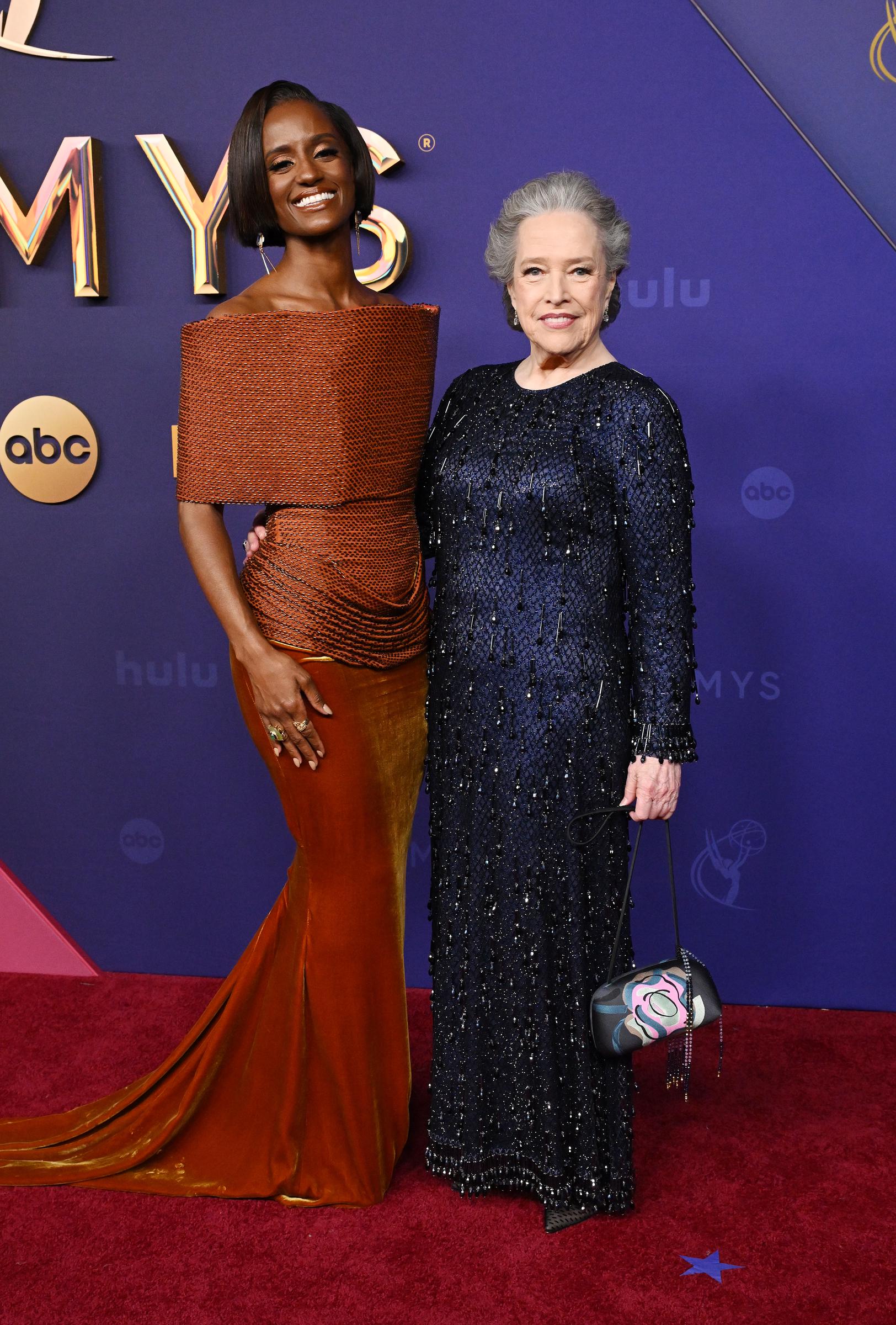 Skye P. Marshall et Kathy Bates. | Source : Getty Images