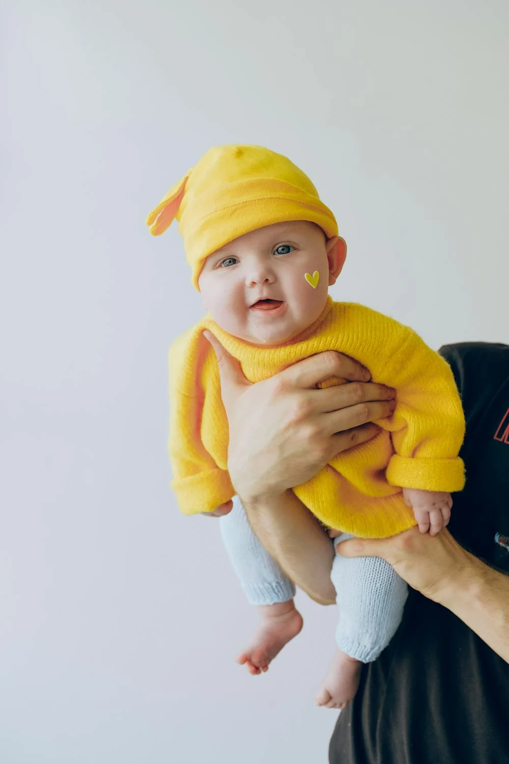 Un bébé heureux avec un chapeau jaune ⏐ Source : Pexels