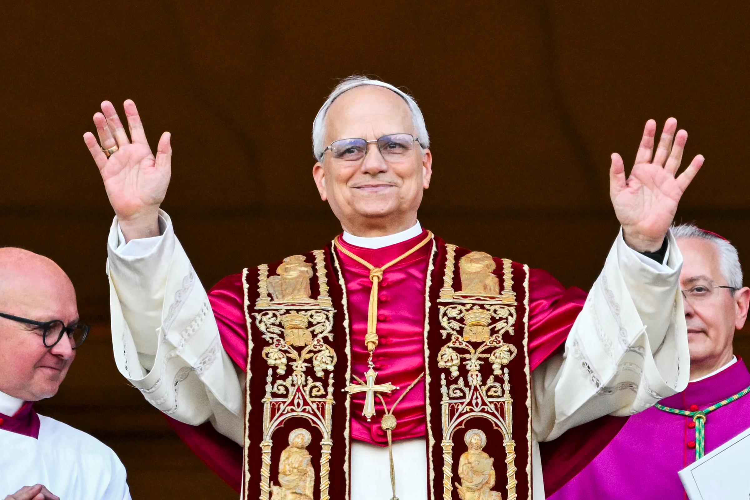 Le pape Léon arrive pour la première fois sur le balcon principal de la loggia centrale de la basilique Saint-Pierre, après que les cardinaux ont mis fin au conclave, au Vatican, le 8 mai 2025. | Source : Getty Images