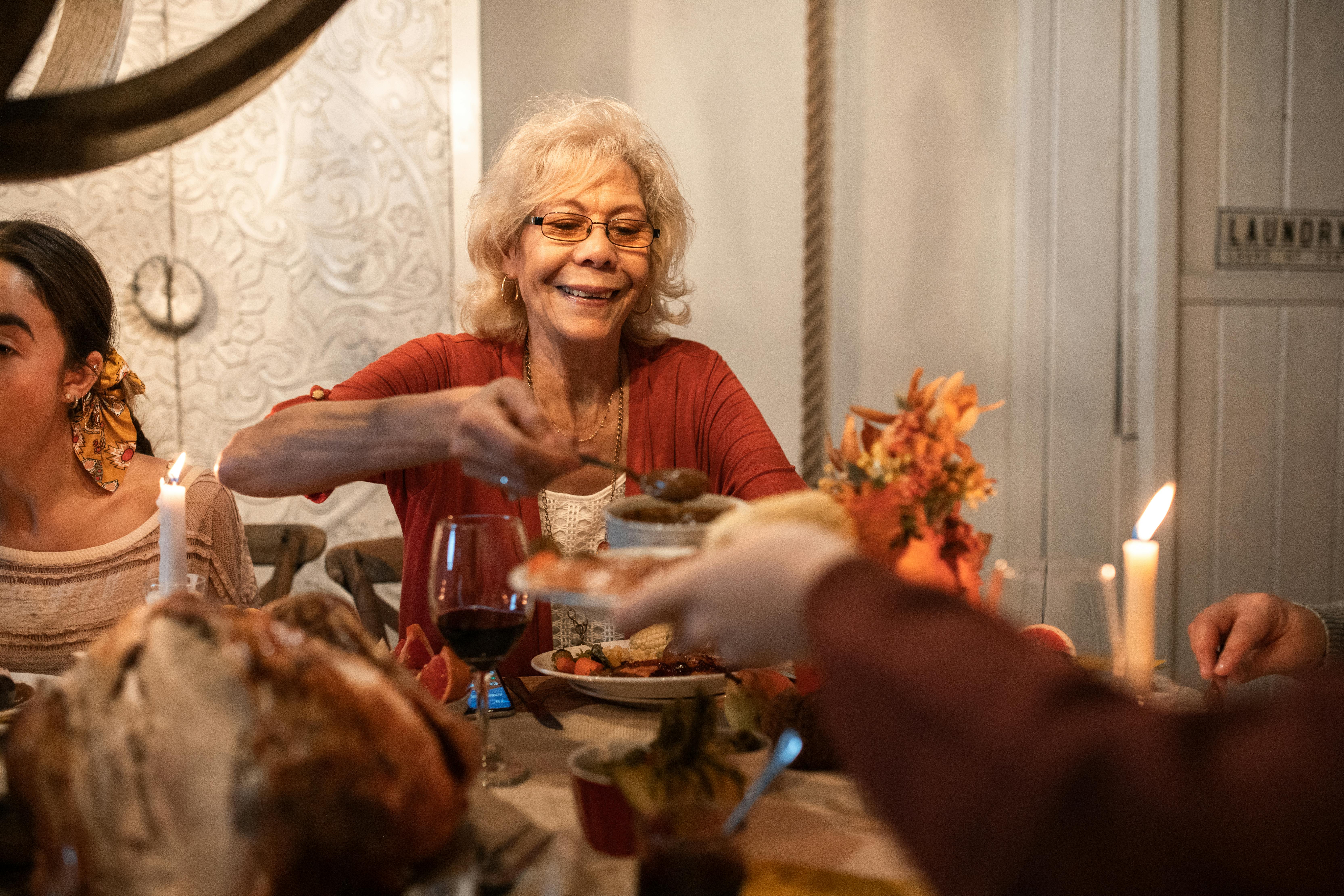 Une femme âgée servant le dîner à une table | Source : Pexels