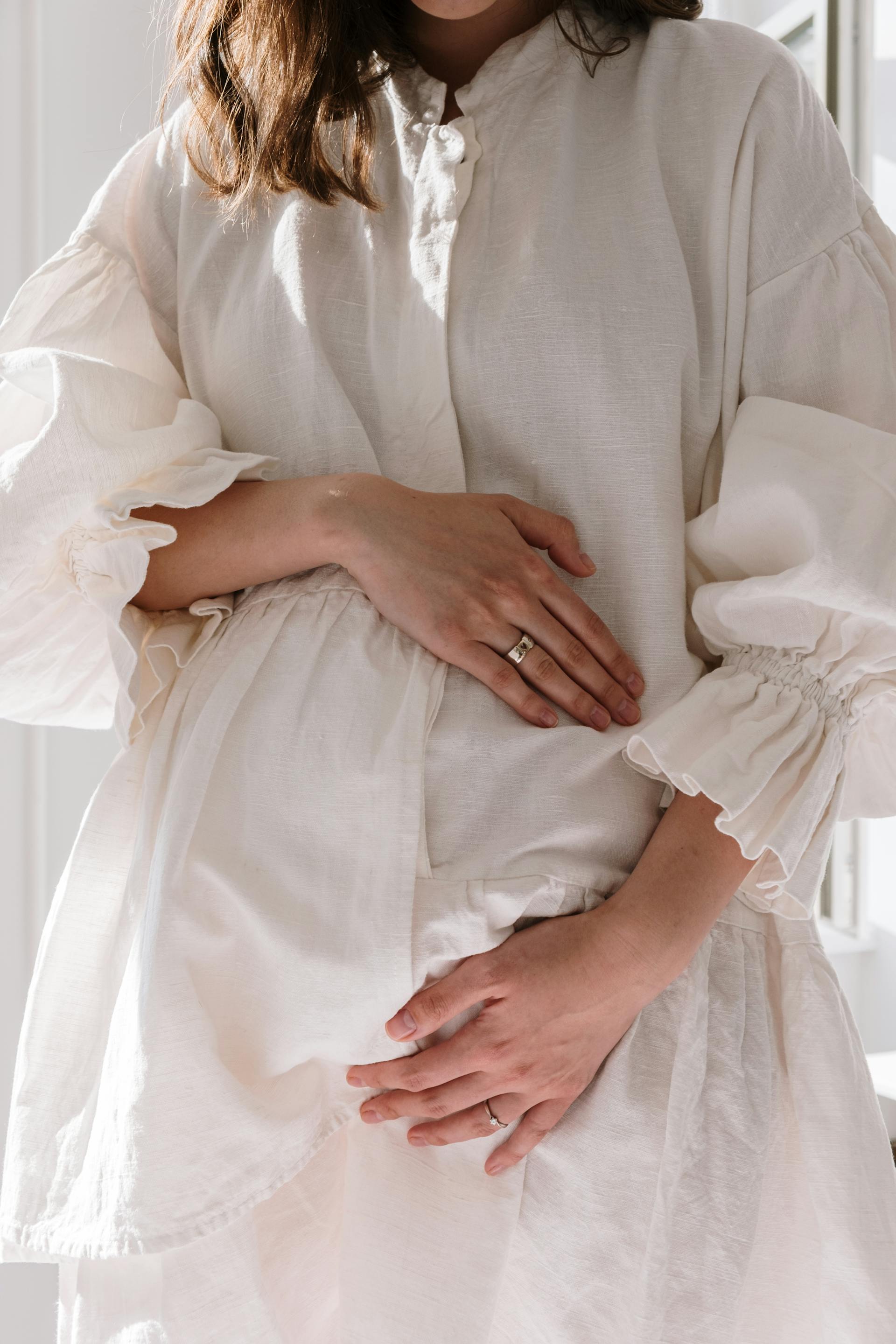 Une femme enceinte se tenant le ventre | Source : Pexels