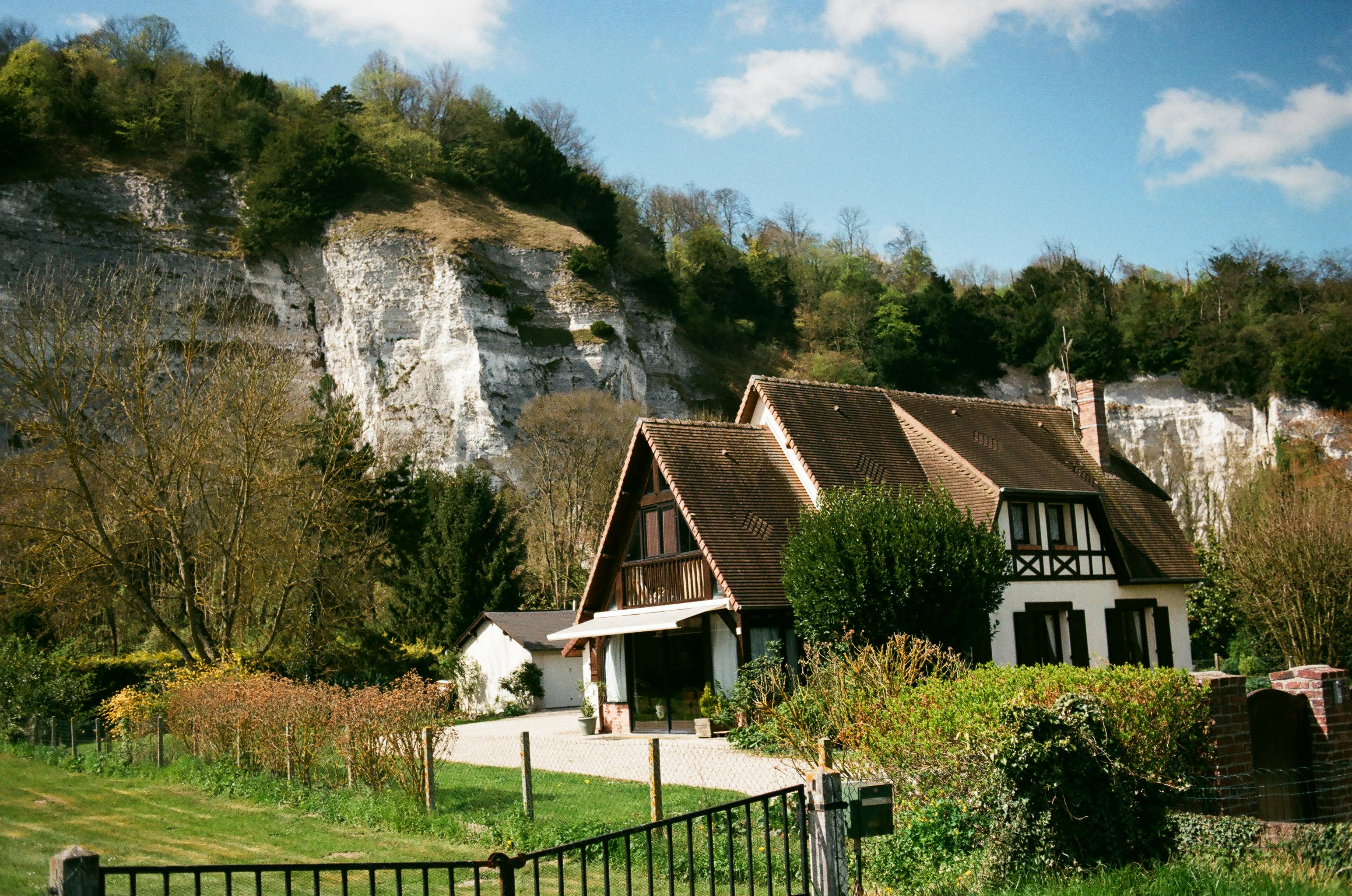 Une maison près des montagnes à la campagne | Source : Pexels