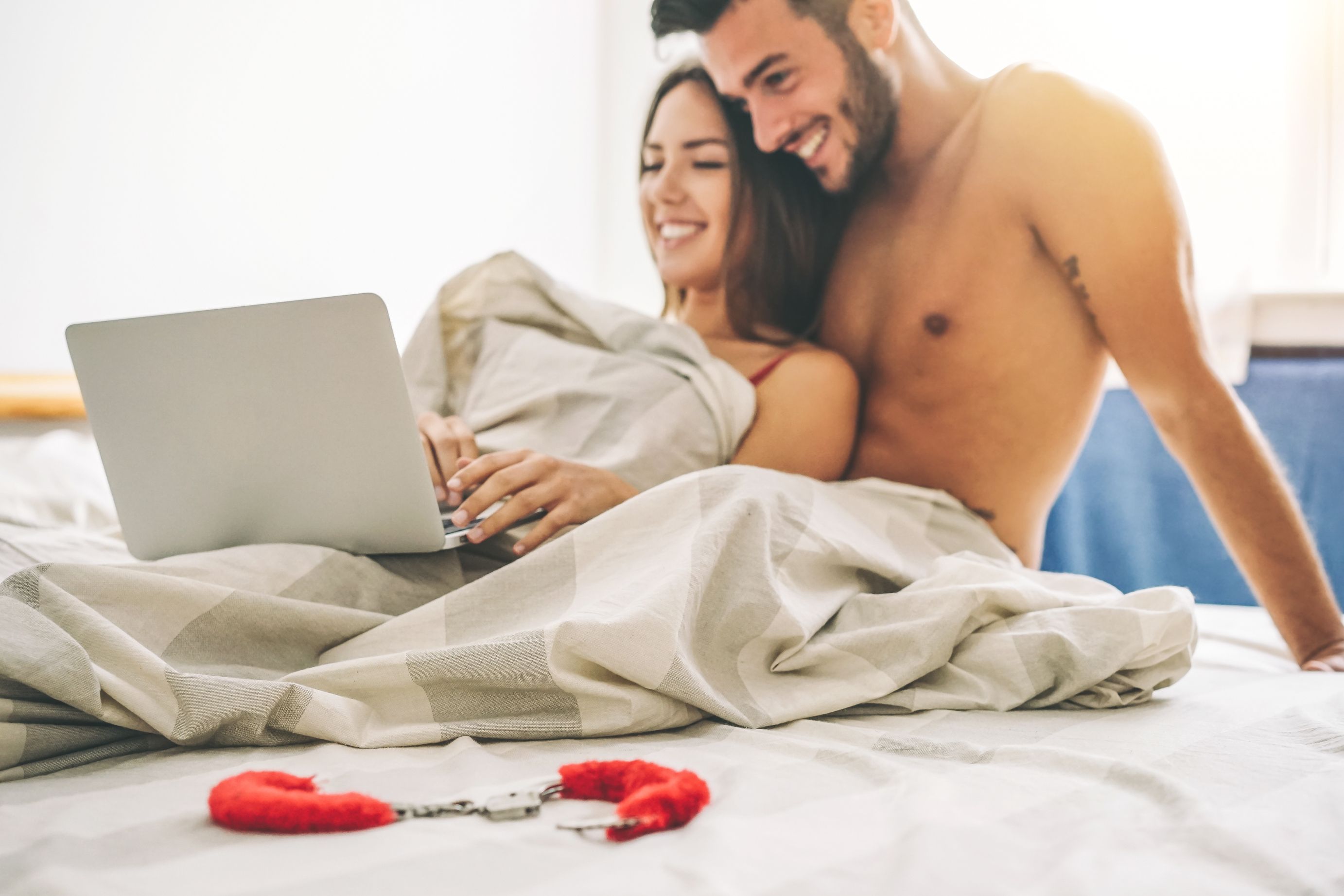Un homme au lit avec une femme. | Source : Shutterstock