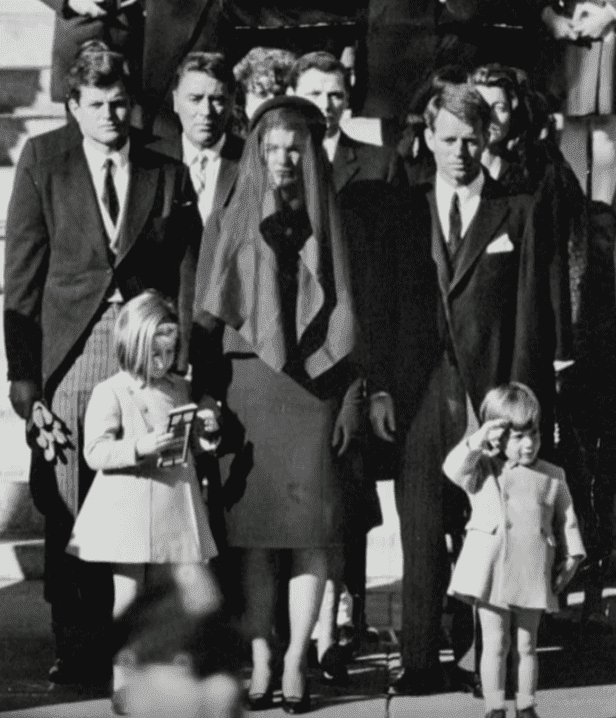 John F. Kennedy Jr. salue le cercueil de son père lors de ses funérailles le 25 novembre 1963. | Source: YouTube / CNN