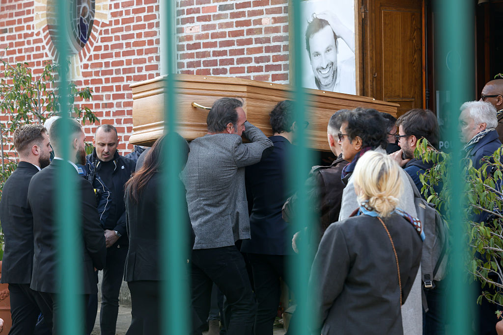 Jean Dujardin porte le cercueil de Bruno Salomone lors des funérailles de ce dernier, le 23 mars 2026 à Joinville-le-Pont, en France I Source : Getty Images