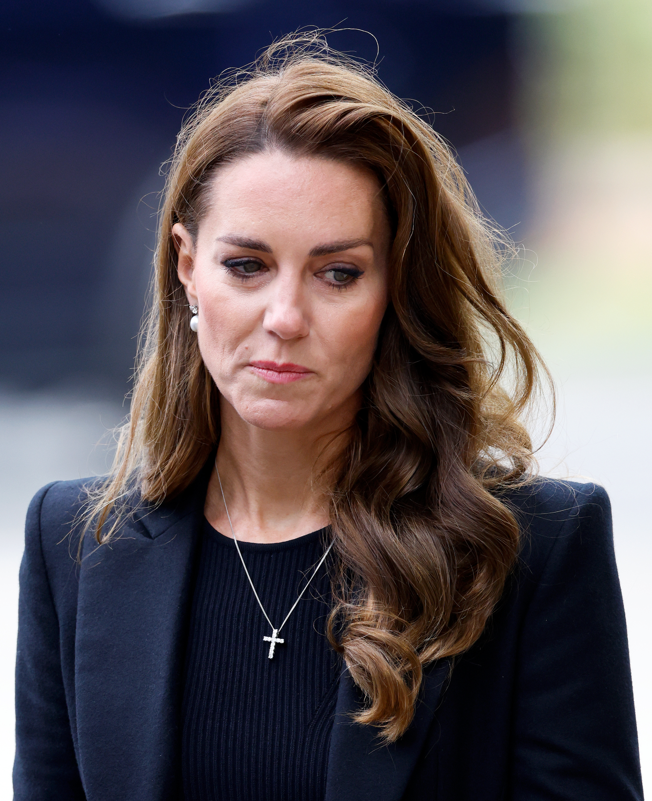 Kate Middleton regarde les hommages floraux à l'entrée de Sandringham House le 15 septembre 2022 à Sandringham, en Angleterre. | Source : Getty Images