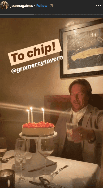 Chip Gaines sourit devant un gâteau au fromage surmonté de fruits rouges pour son dîner du 45e anniversaire | Source: Instagram.com/joannagaines