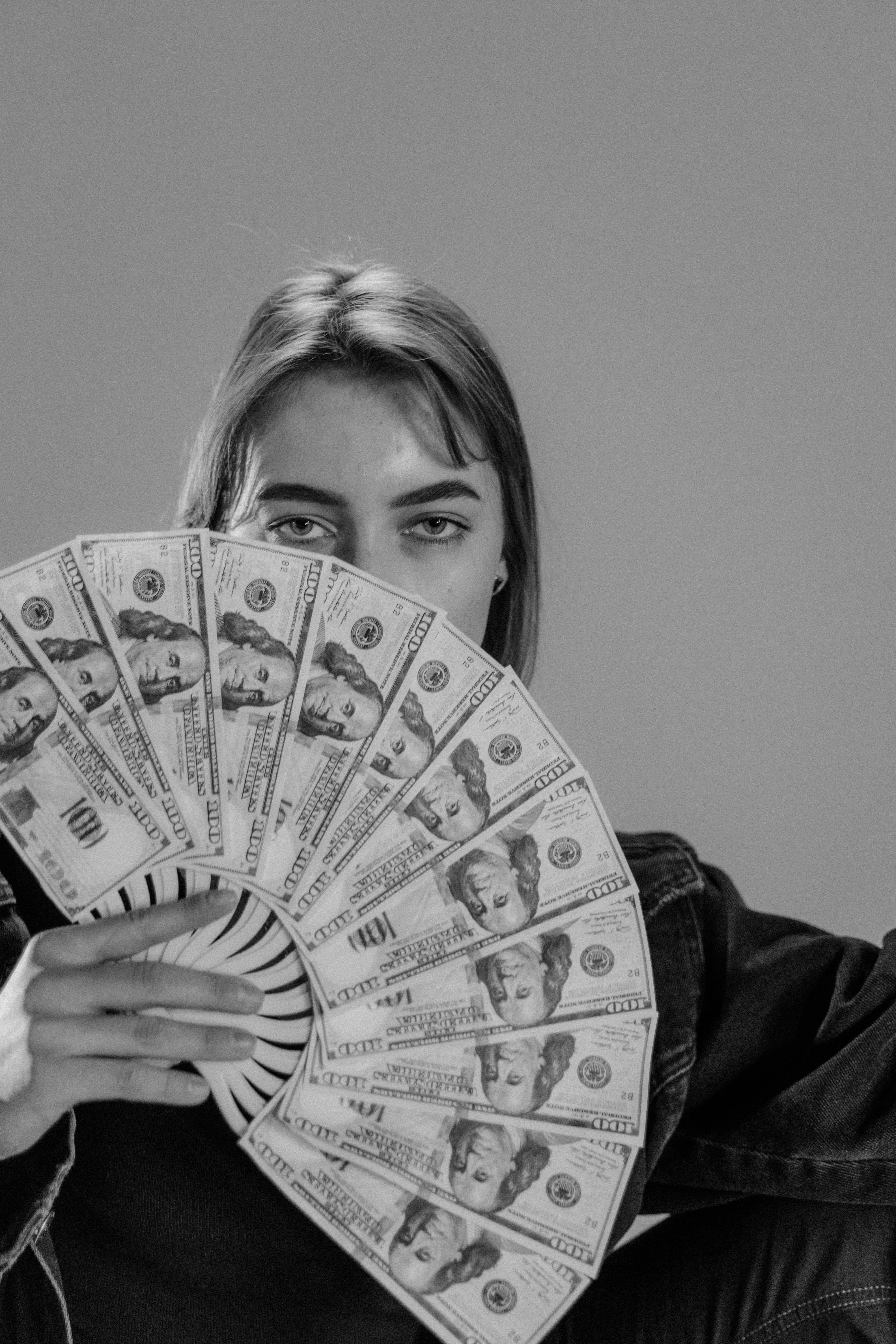 Une femme s'éventant avec de l'argent | Source : Pexels