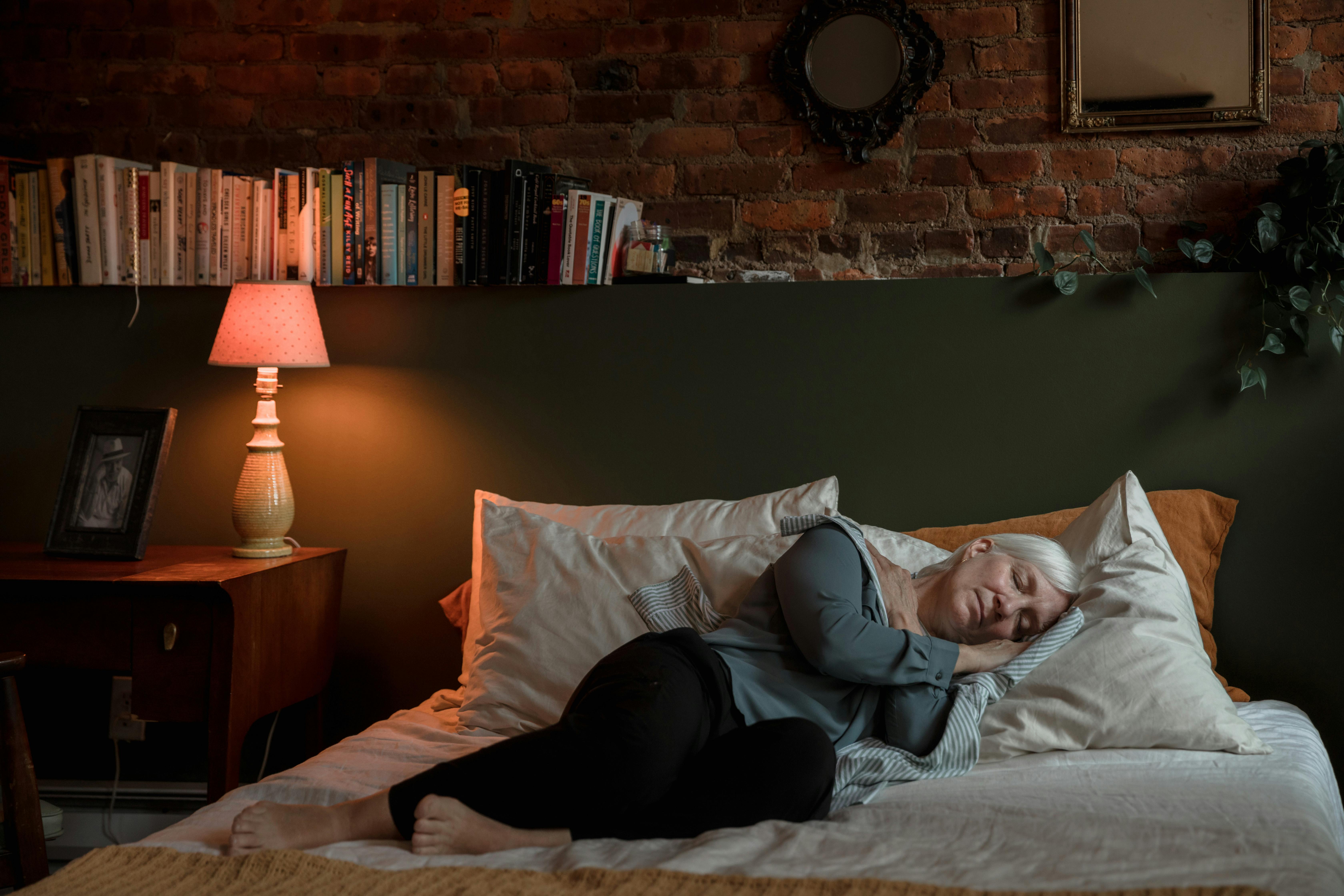 Grand-mère se reposant dans son lit, l'air plus fatigué et plus fragile qu'auparavant | Source : Pexels