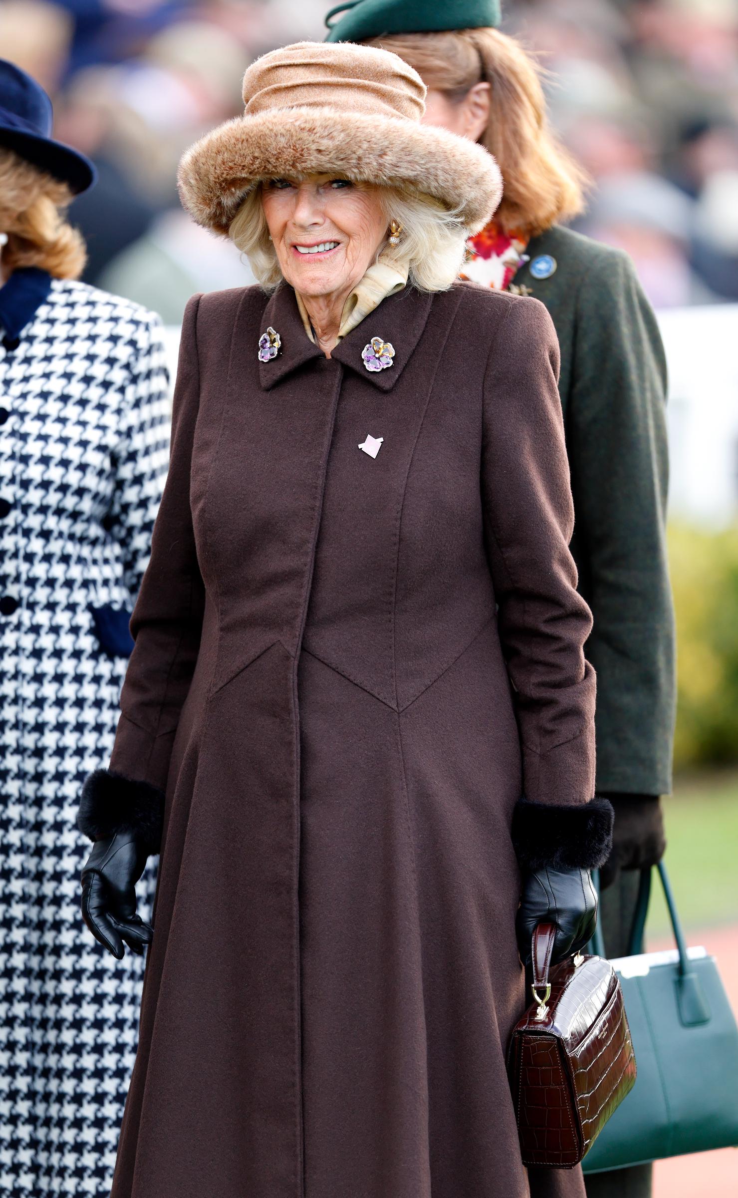 La reine Camilla assiste à la deuxième journée du Style Wednesday du festival de Cheltenham à l'hippodrome de Cheltenham, le 12 mars 2025, à Londres, en Angleterre. | Source : Getty Images