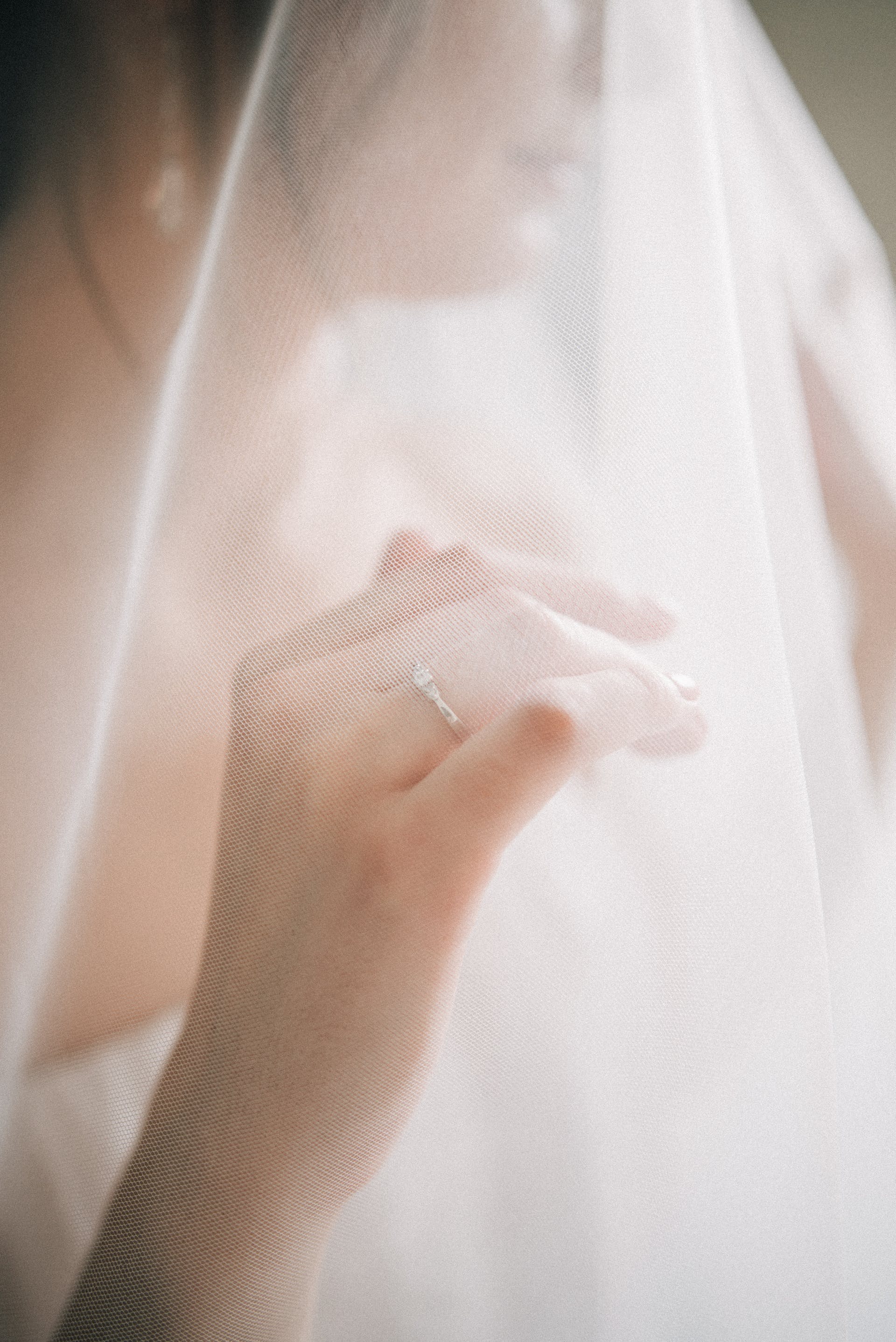 Close up da mão de uma noiva |  Fonte: Pexels