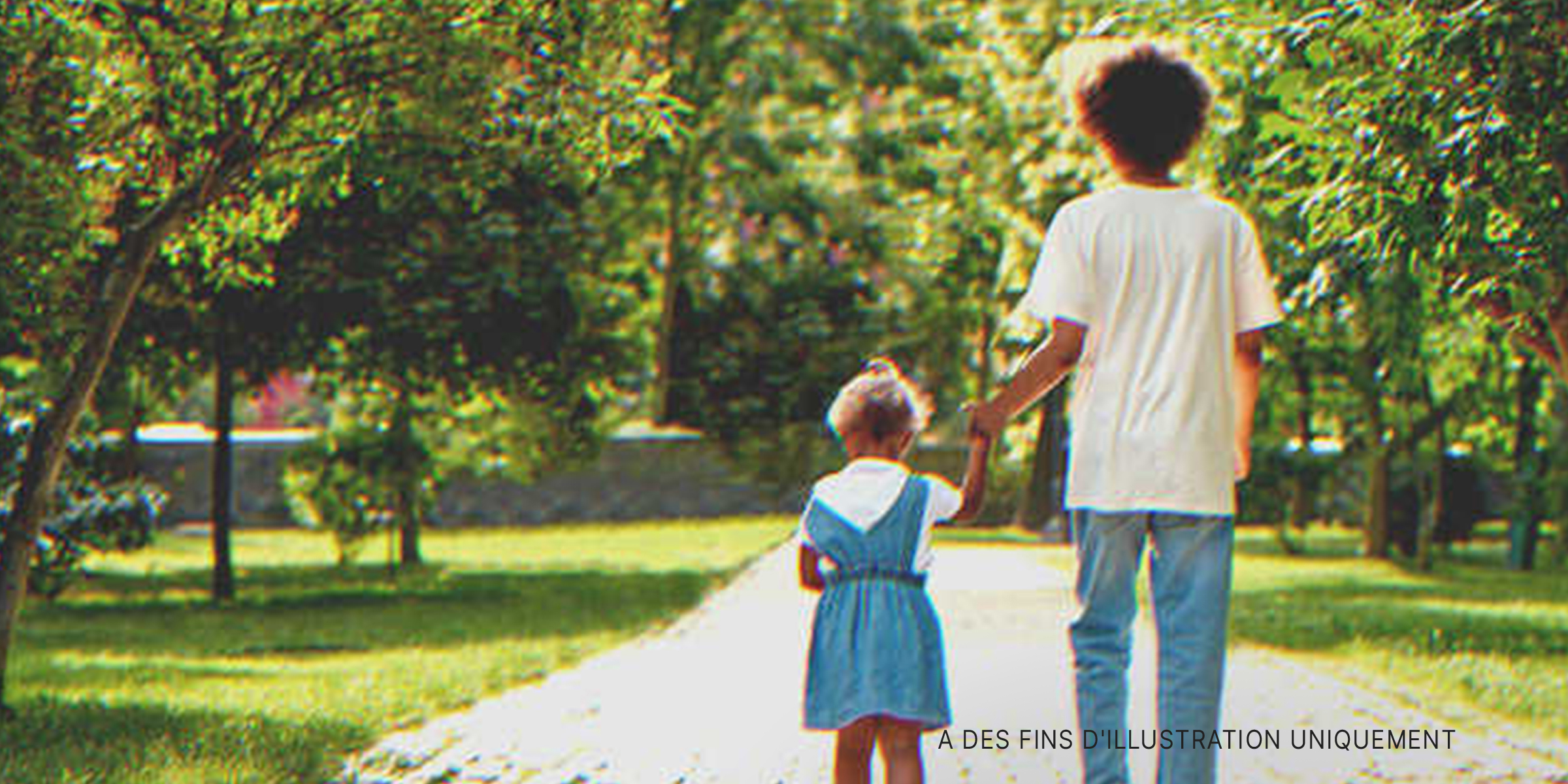 Un jeune garçon tenant une petite fille par la main | Source : Shutterstock