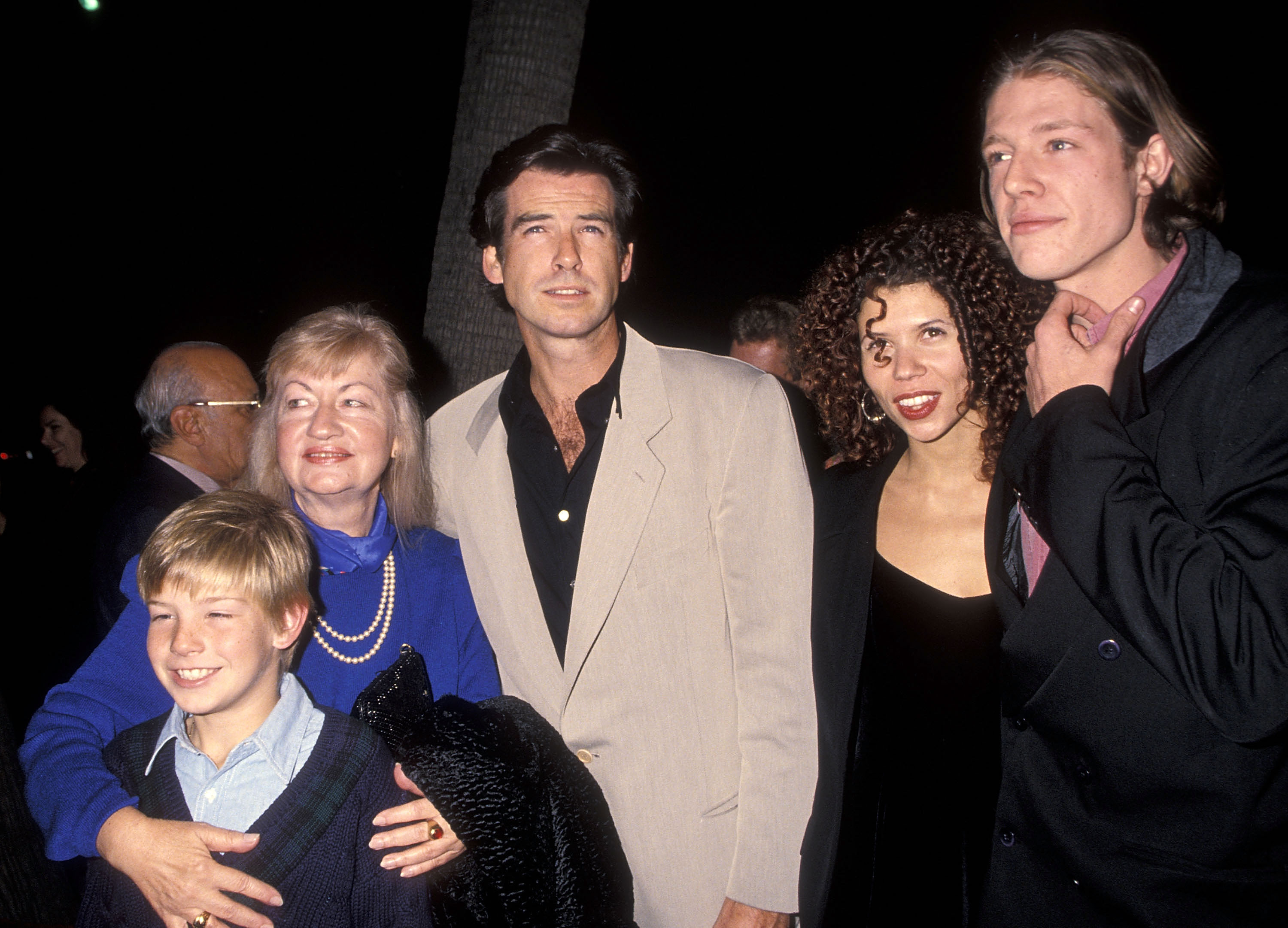 Pierce Brosnan, Christopher Brosnan et Sean Brosnan à la première de "Madame Doubtfire" le 22 novembre 1993 à Beverly Hills, Californie. | Source : Getty Images