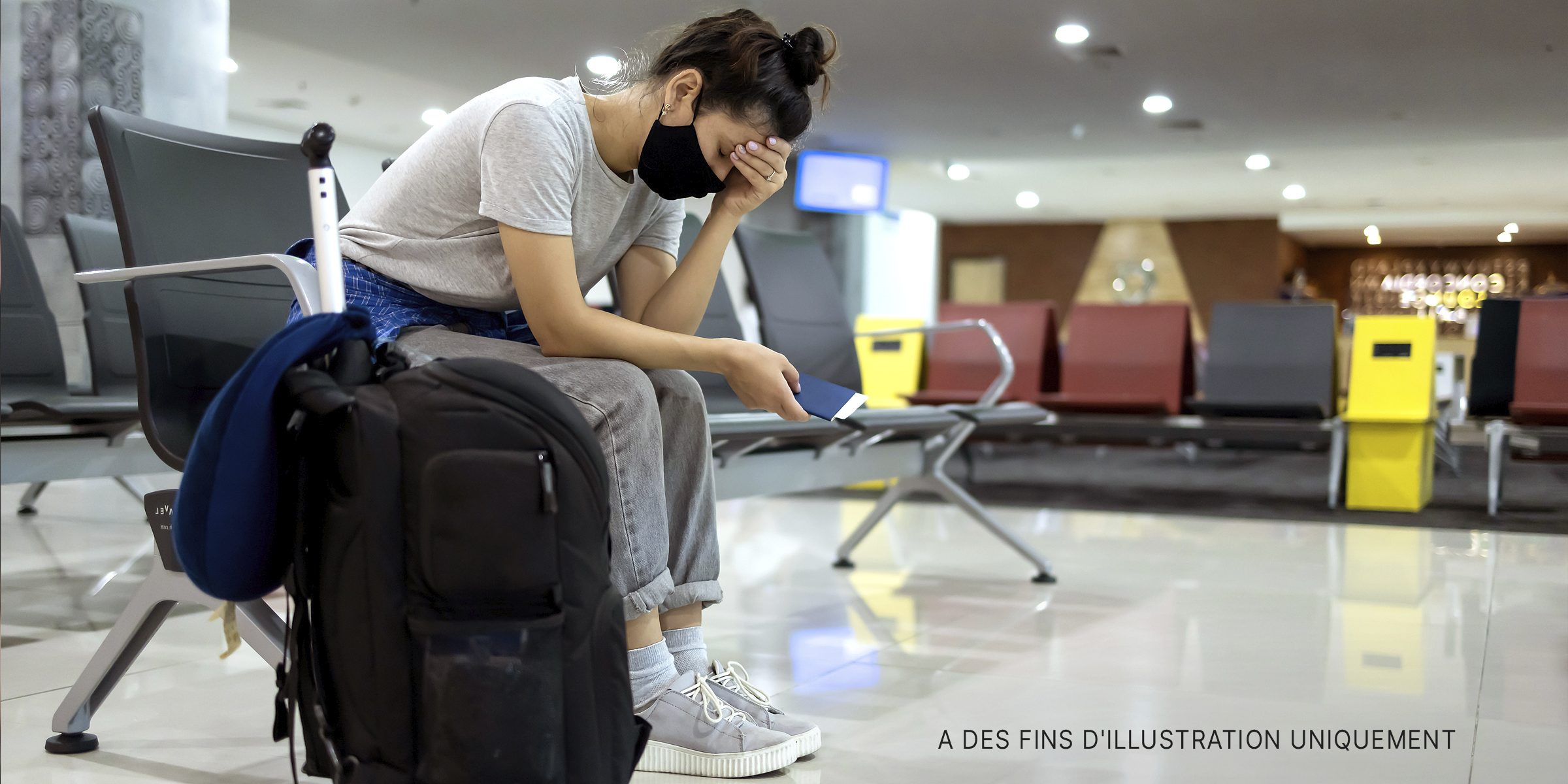 Une femme avec ses bagages. | Source : Shutterstock