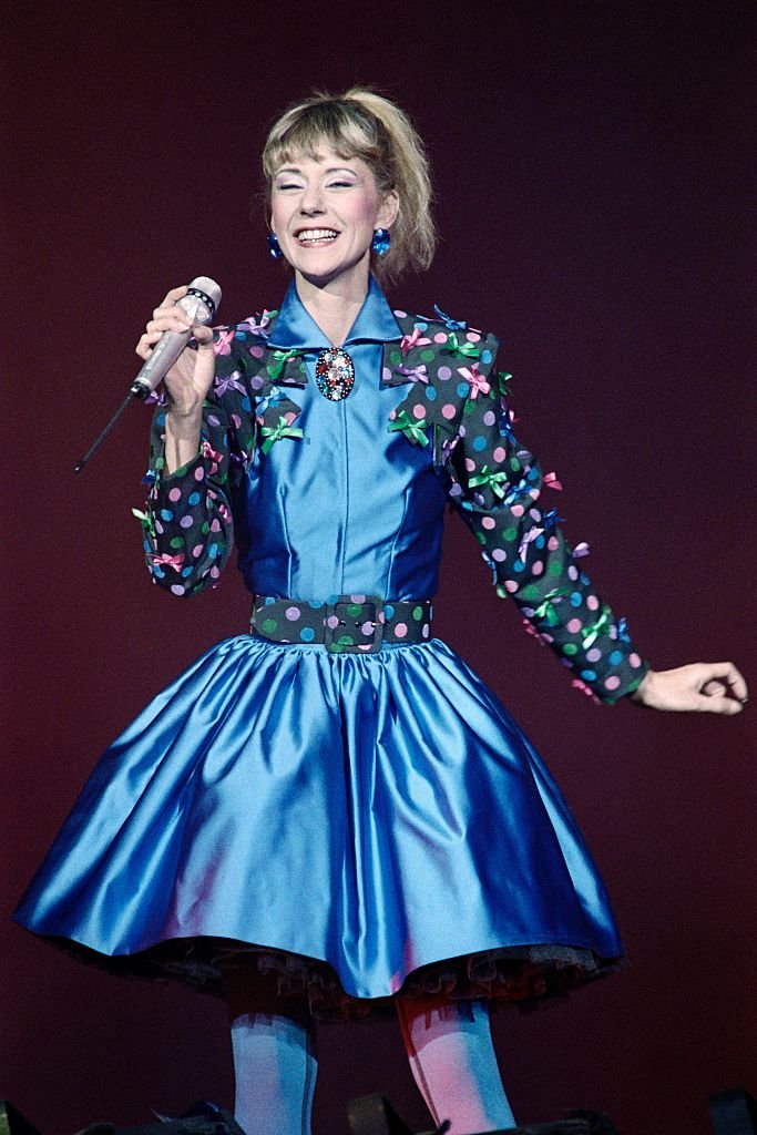 L'animatrice de télévision et chanteuse française Frédérique Hoschede, plus connue sous le nom de Dorothée, se produit sur la scène du Zénith de Paris le 26 novembre 1988.  | Photo : Getty Images