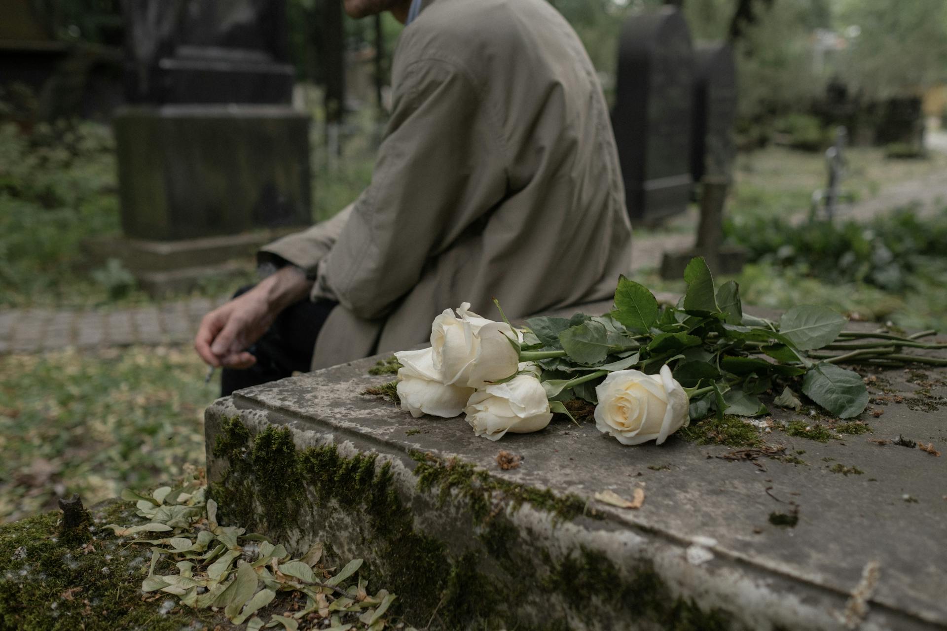 Fleurs sur une tombe | Source : Pexels