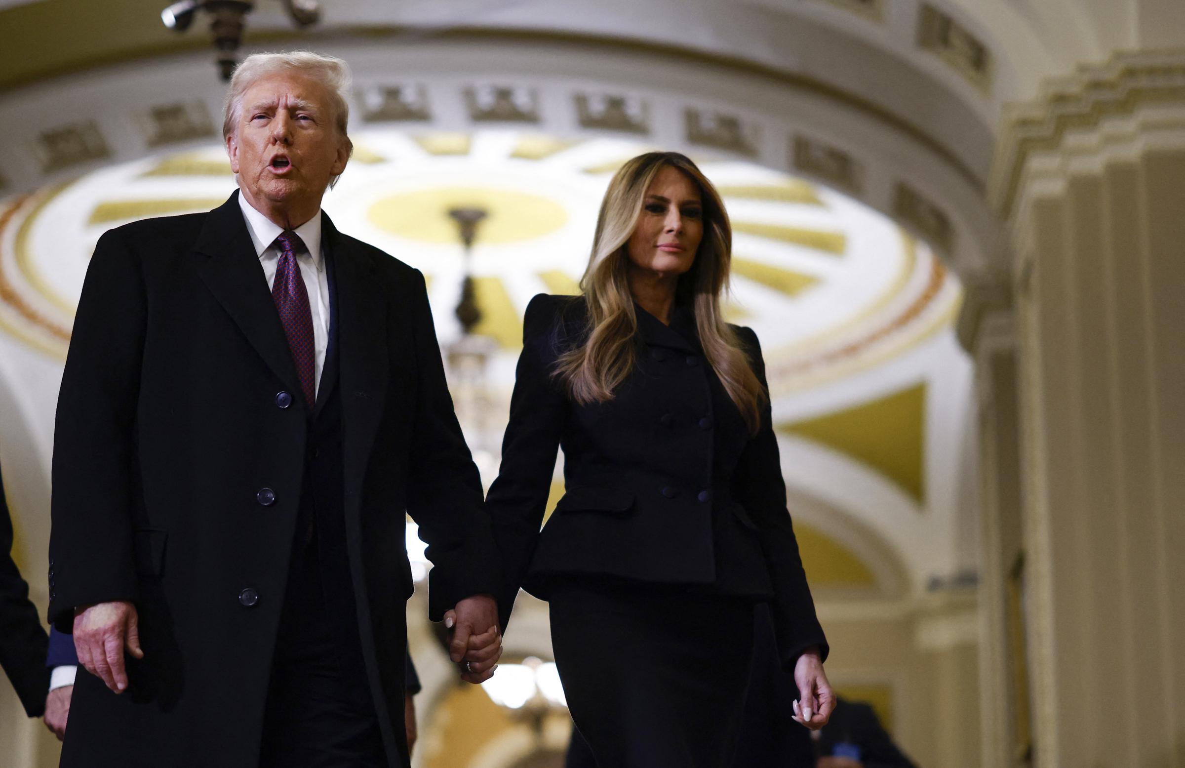 Donald et Melania Trump se recueillant devant le cercueil drapé du drapeau de l'ancien président Jimmy Carter à la rotonde du Capitole des États-Unis à Washington, DC, le 8 janvier 2025. | Source : Getty Images