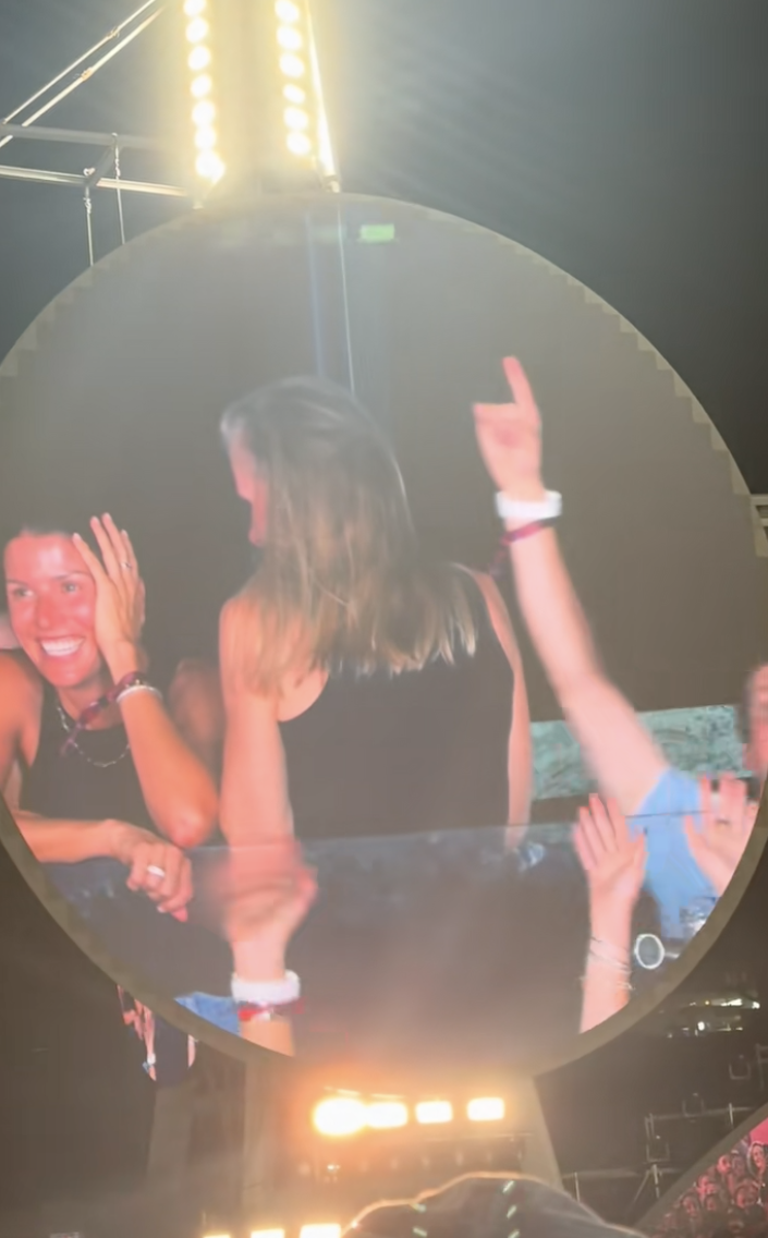 Kristin Cabot faisant face à une femme qui semble savoir ce qui se passe lors du concert de Coldplay à Boston le 16 juillet 2025 | Source : TikTok/@instaagraace