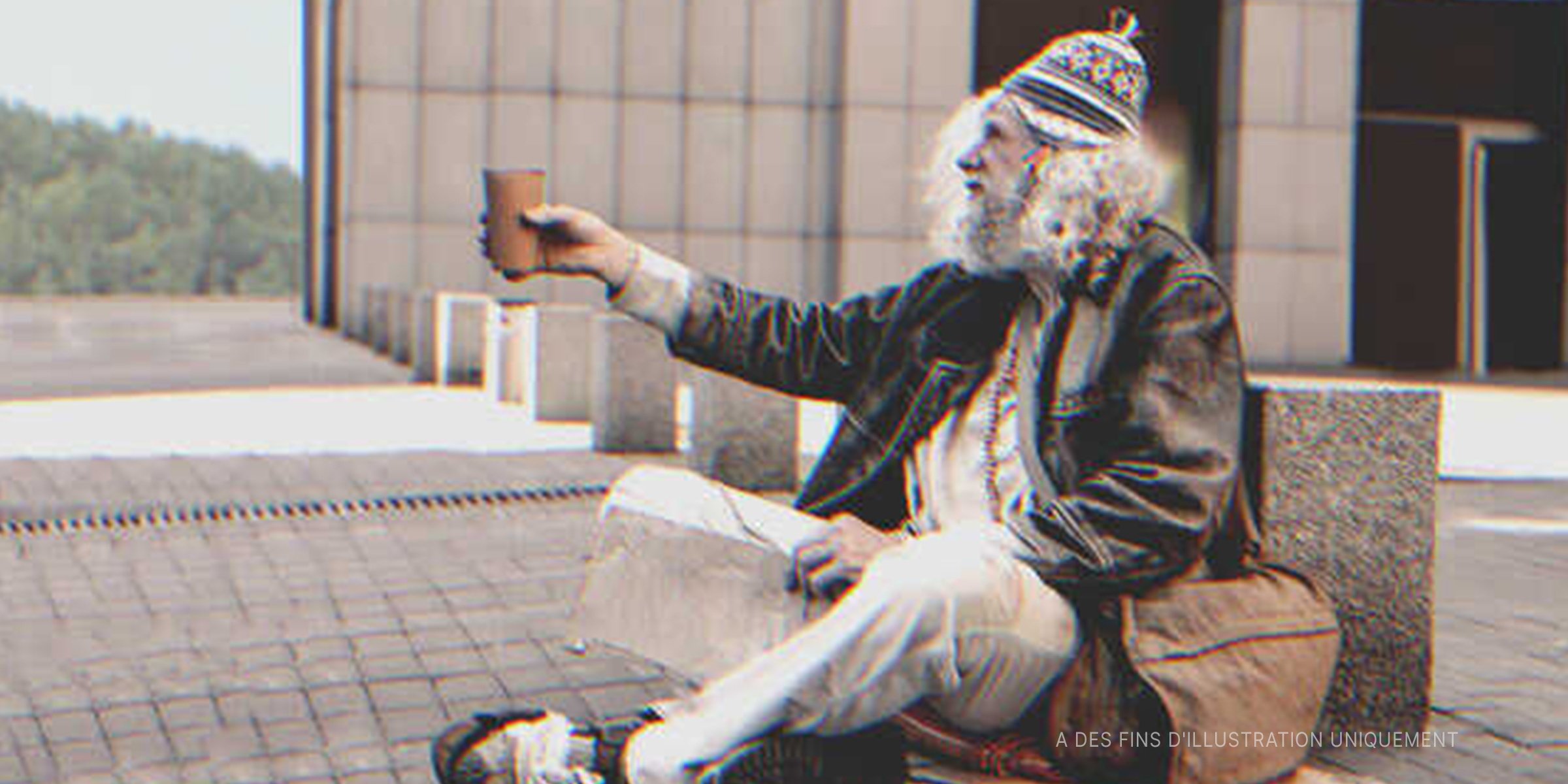 Un vieil homme assis dans la rue | Source : Shutterstock