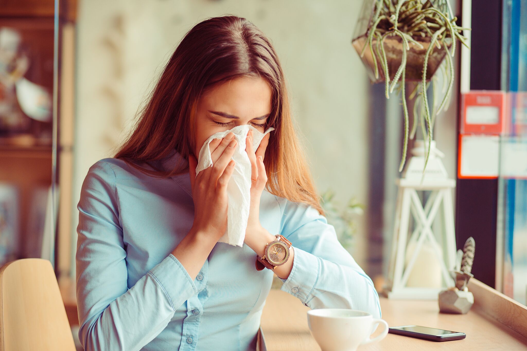 Une femme combattant la grippe. l Source: Shutterstock