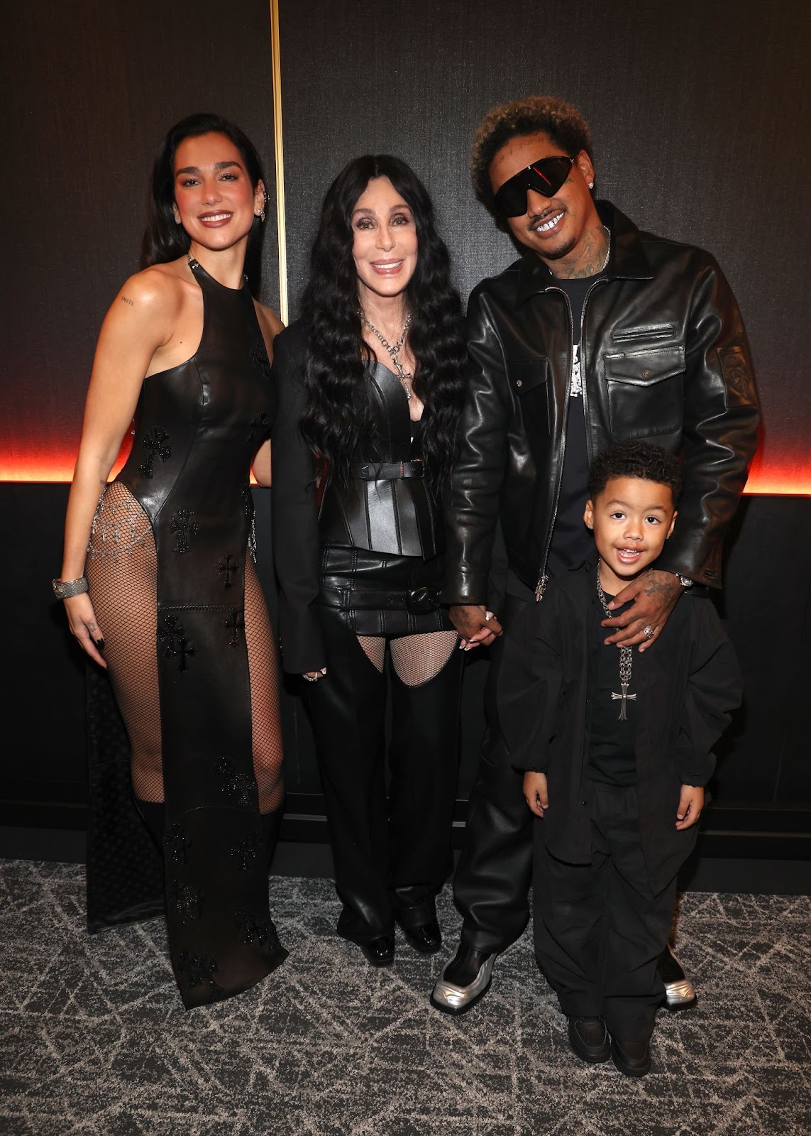 Dua Lipa, Cher, Alexander "AE" et Slash électrique Alexander Edwards dans les coulisses de la cérémonie d'intronisation au Rock &amp; Roll Hall of Fame 2024, le 19 octobre à Cleveland, dans l'Ohio. | Source : Getty Images