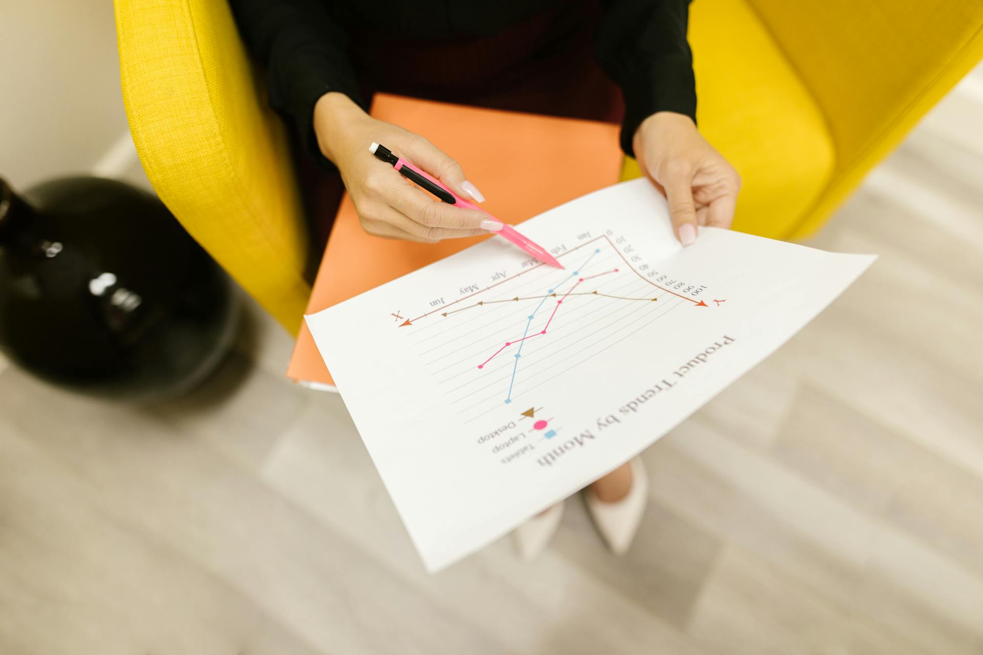 Une femme tenant un document au travail | Source : Pexels