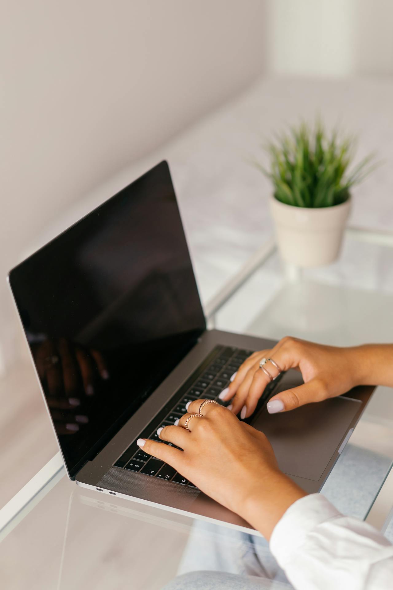Une femme utilisant un ordinateur portable | Source : Pexels