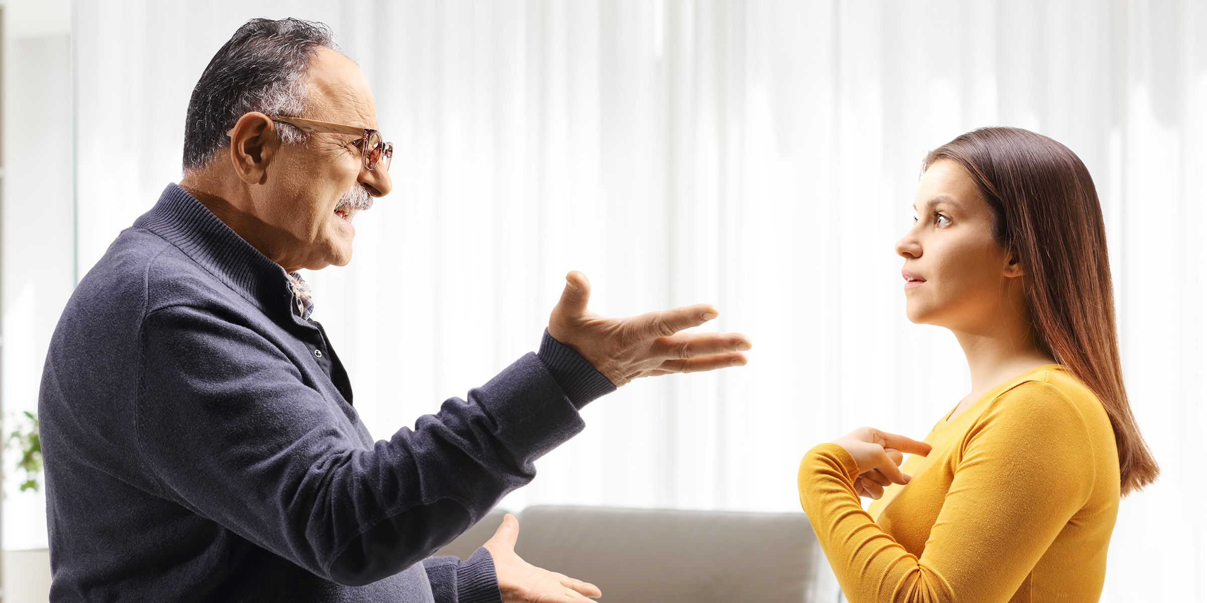 Un homme en colère se disputant avec une jeune femme | Source : Shutterstock