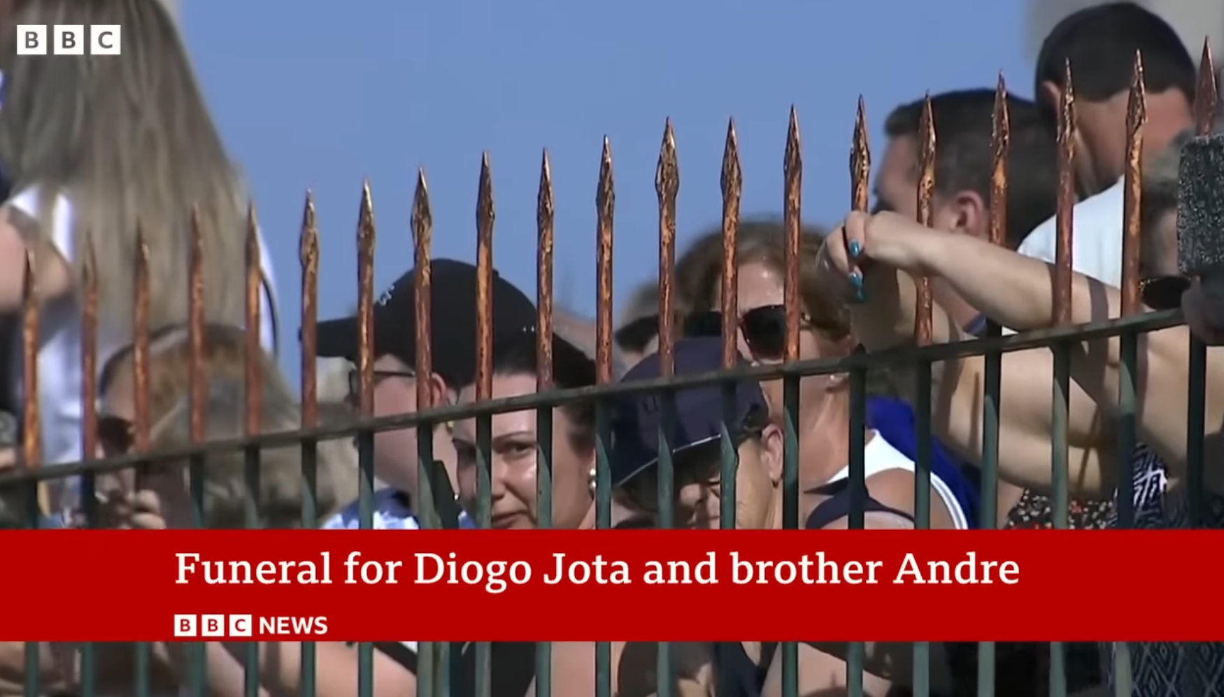 La foule se rassemble à l'extérieur de l'église lors des funérailles de Diogo Jota et de son frère André Silva, en date du 5 juillet 2025 | Source : YouTube/bbcnews