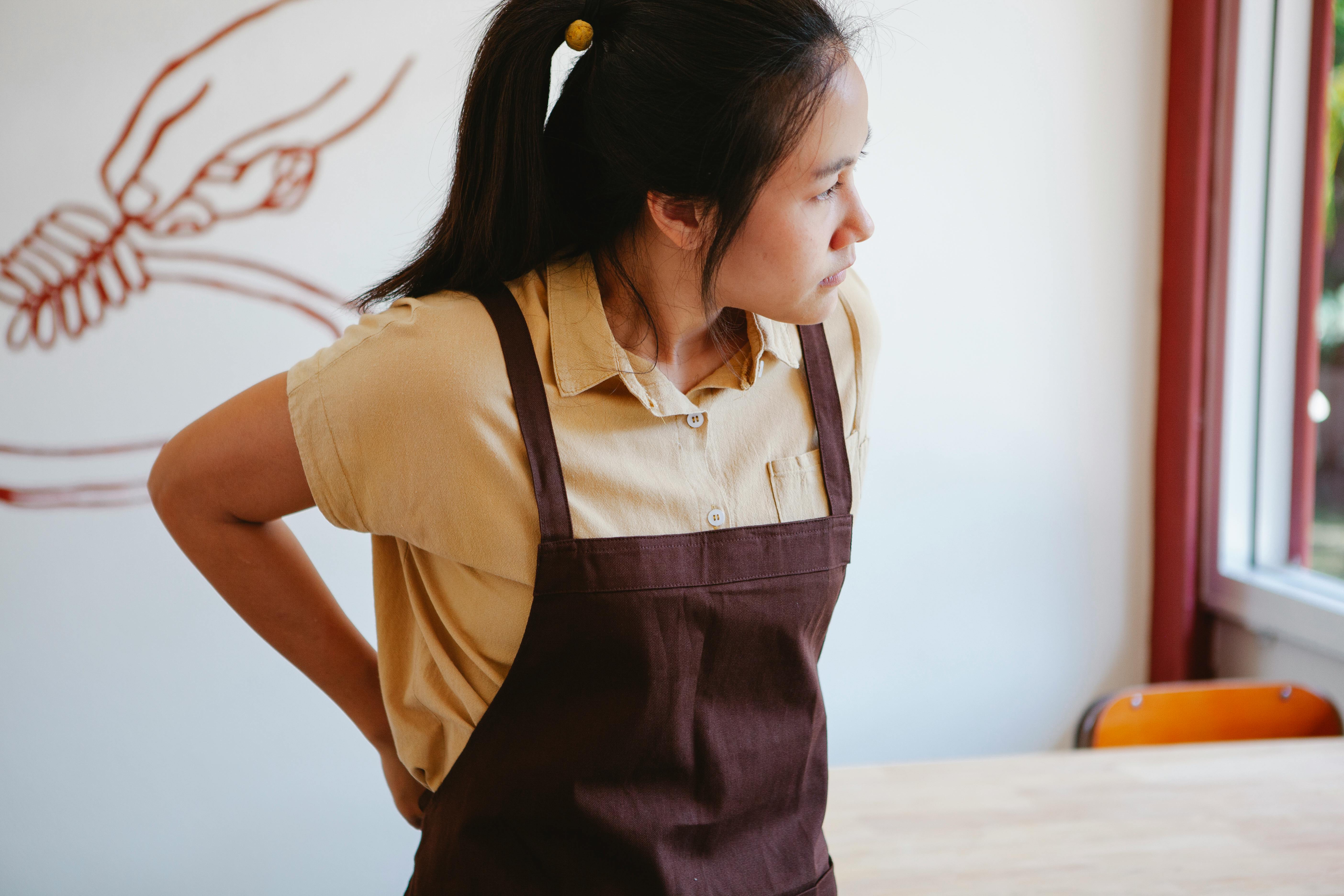 Une fille portant son tablier | Source : Pexels