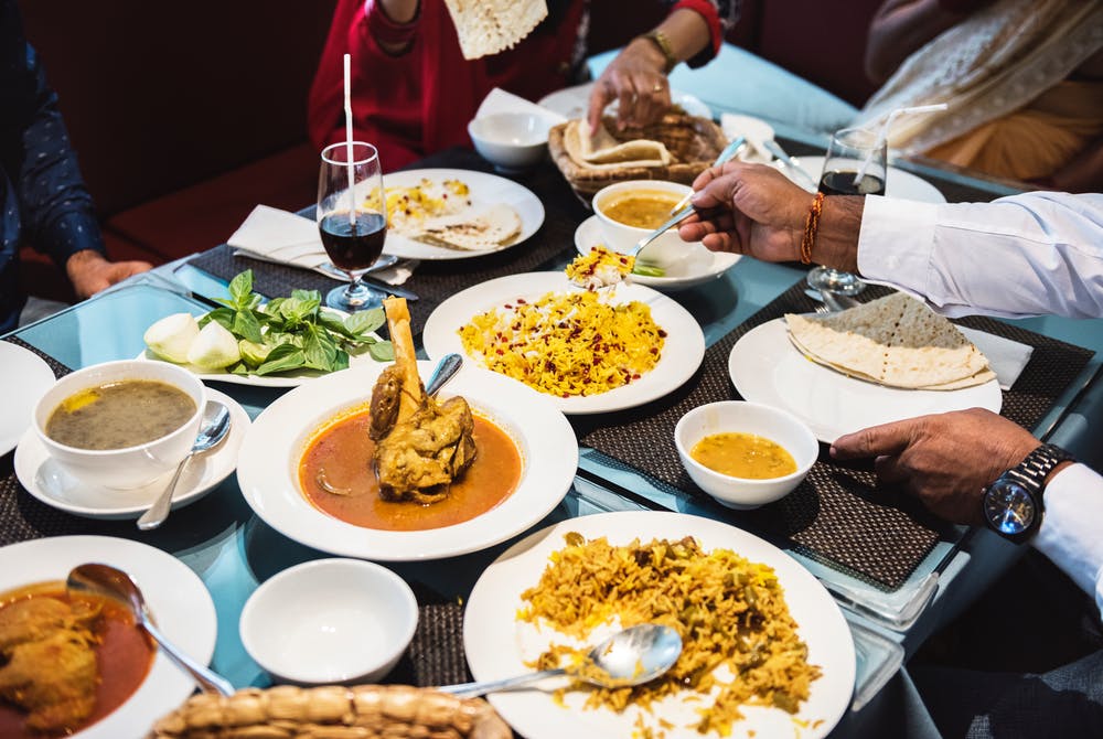 Les gens qui dînent ensemble | Photo : Pexels