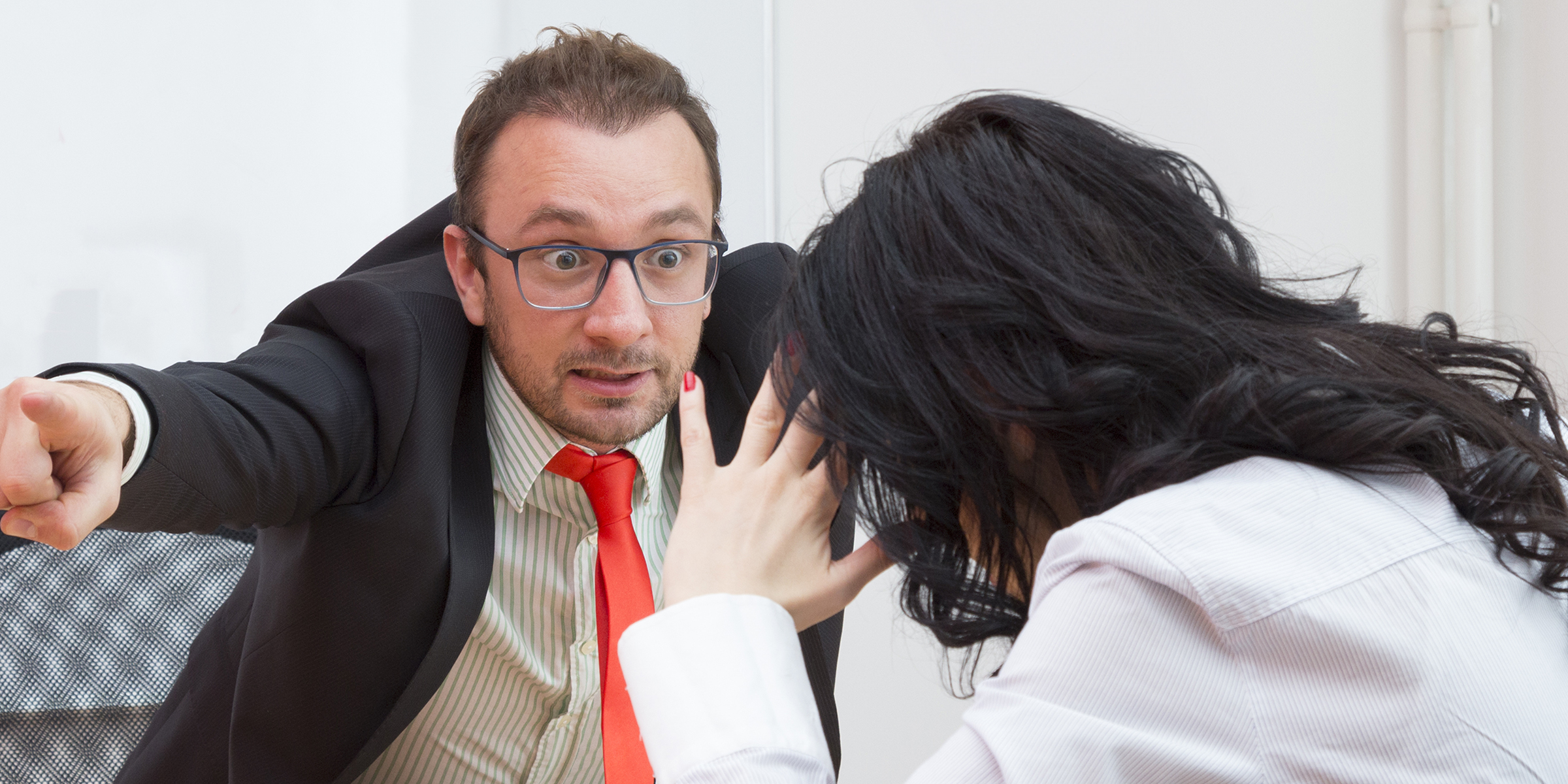 Un homme qui parle à une femme avec colère | Source : Midjourney