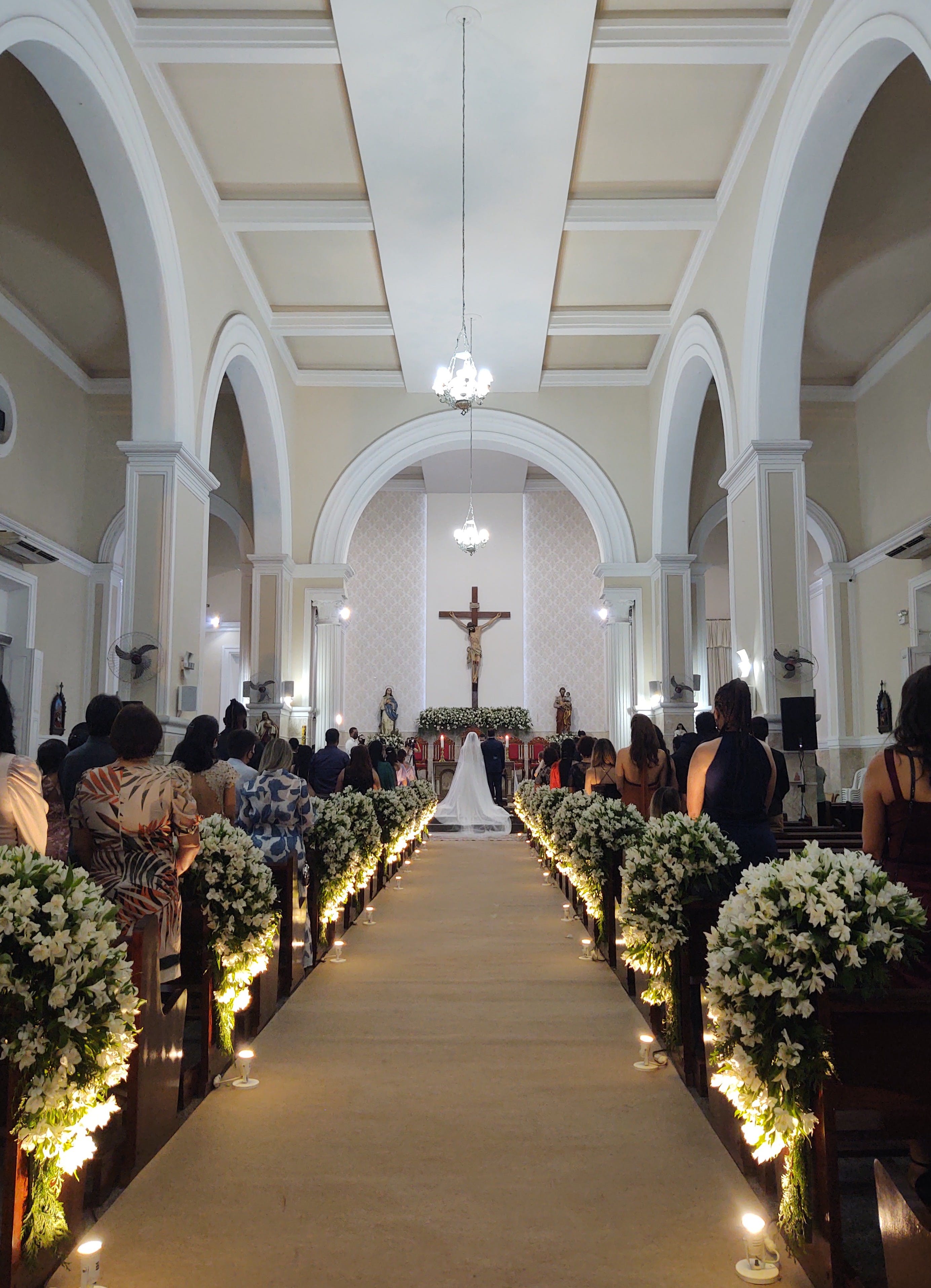 Une église décorée pour un mariage et remplie de monde | Source : Pexels