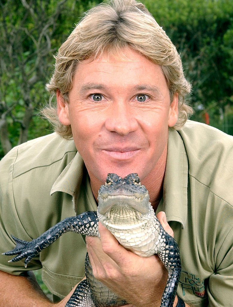 Le chasseur de crocodiles ", Steve Irwin, pose avec un alligator de trois pieds de long au zoo de San Francisco | Photo: Getty Images
