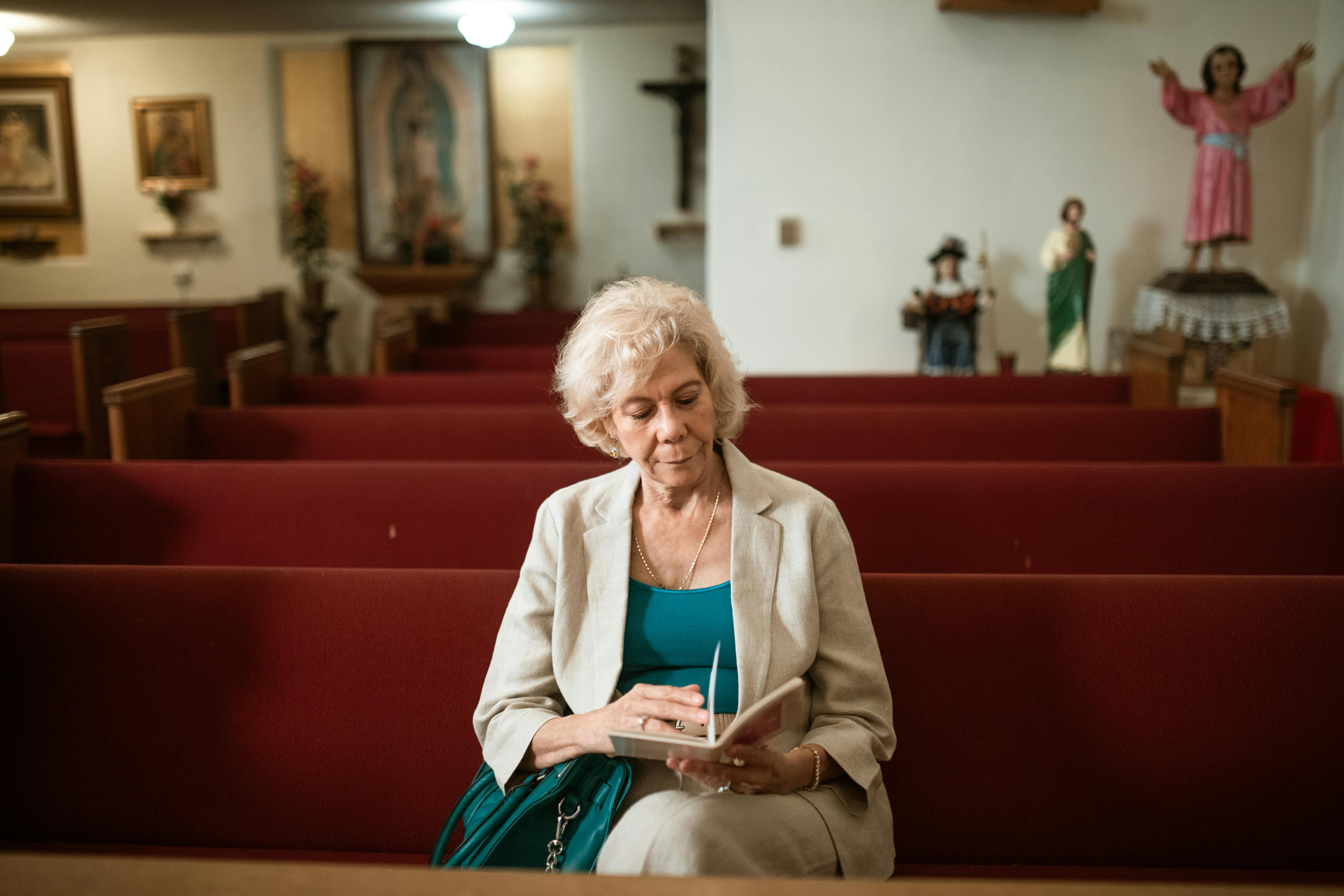Femme âgée lisant une bible | Source : Pexels