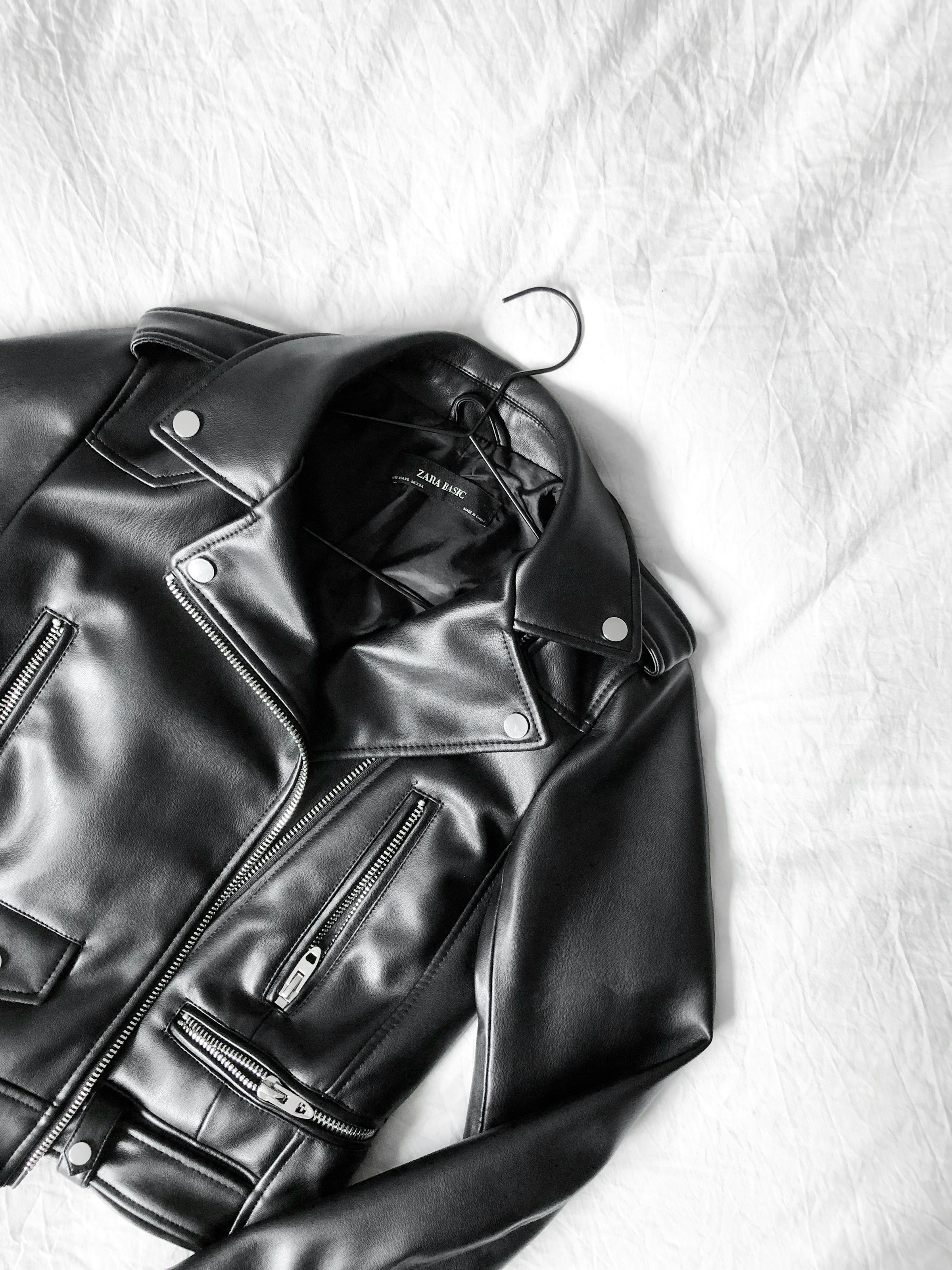 Une veste noire posée sur un lit | Source : Unsplash