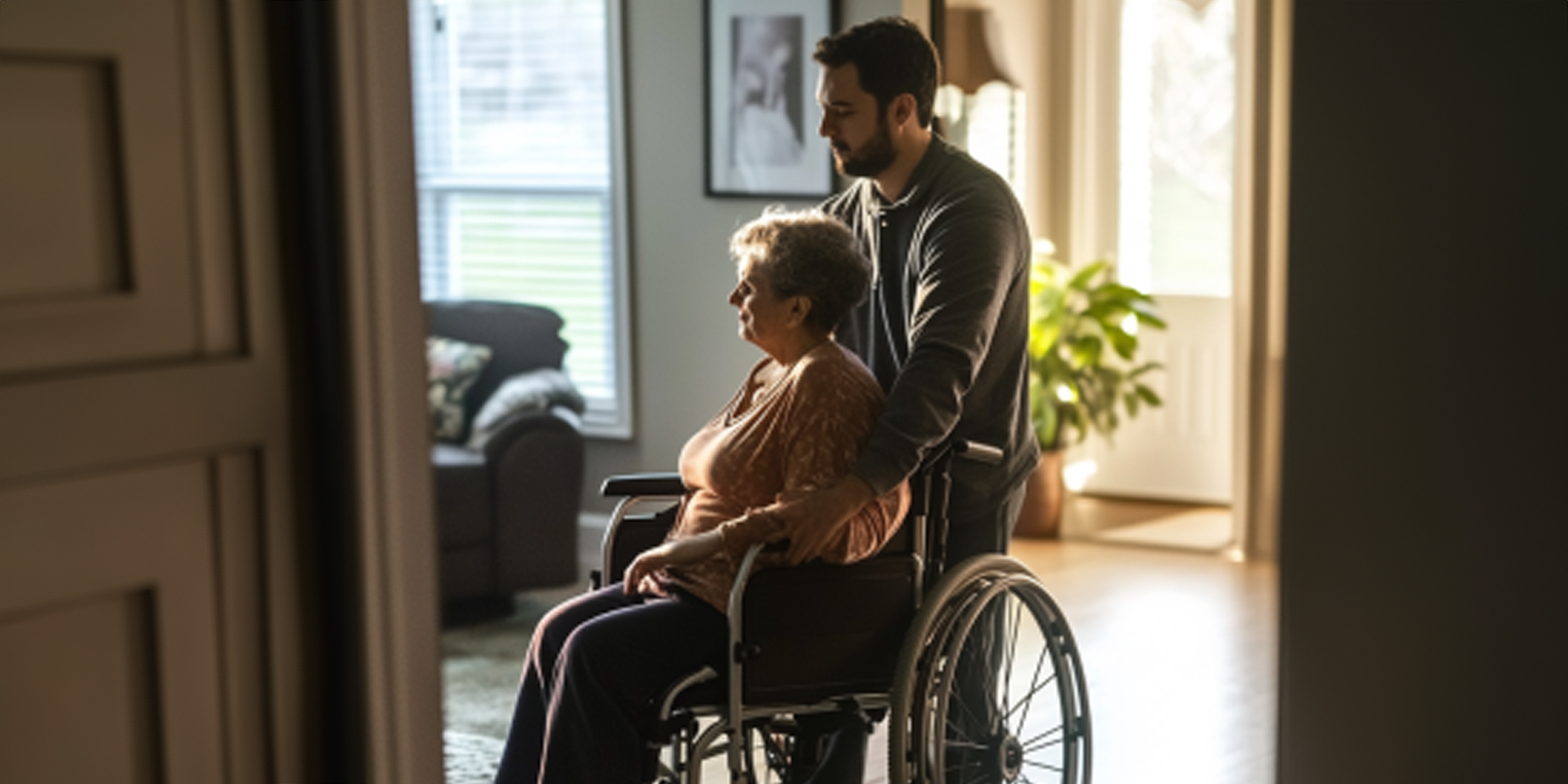 Un homme debout avec sa mère en fauteuil roulant | Source : Amomama