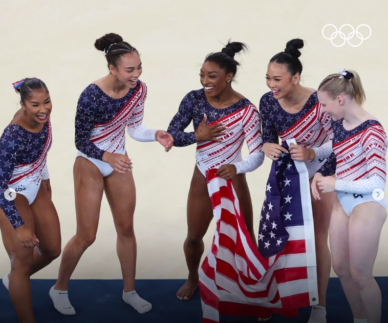 L'équipe américaine de gymnastes féminines en compétition lors des Jeux olympiques de Paris de cette année, postée le 30 juillet 2024 | Source : Instagram/olympics et usagym